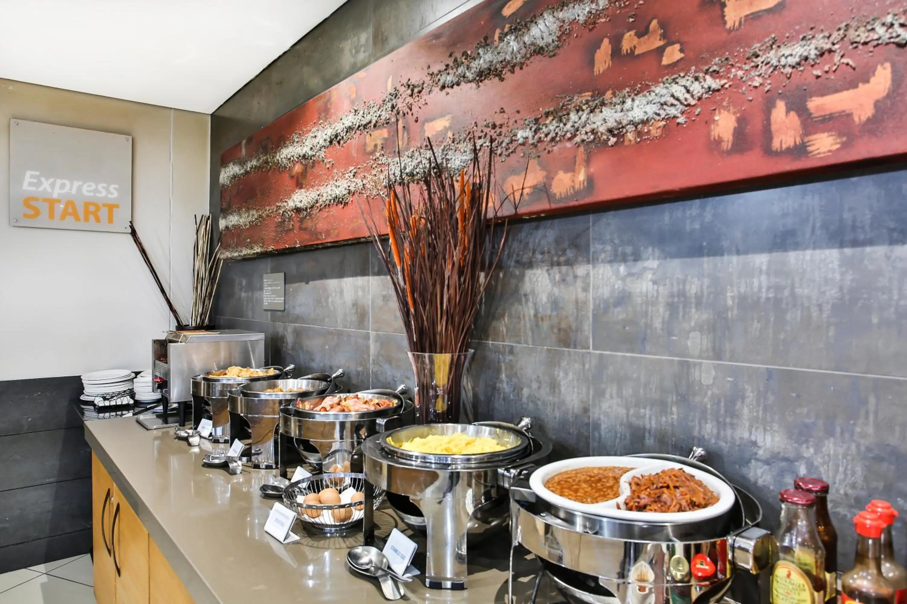 Restaurant/places to eat in Holiday Inn Express Sandton-Woodmead by IHG