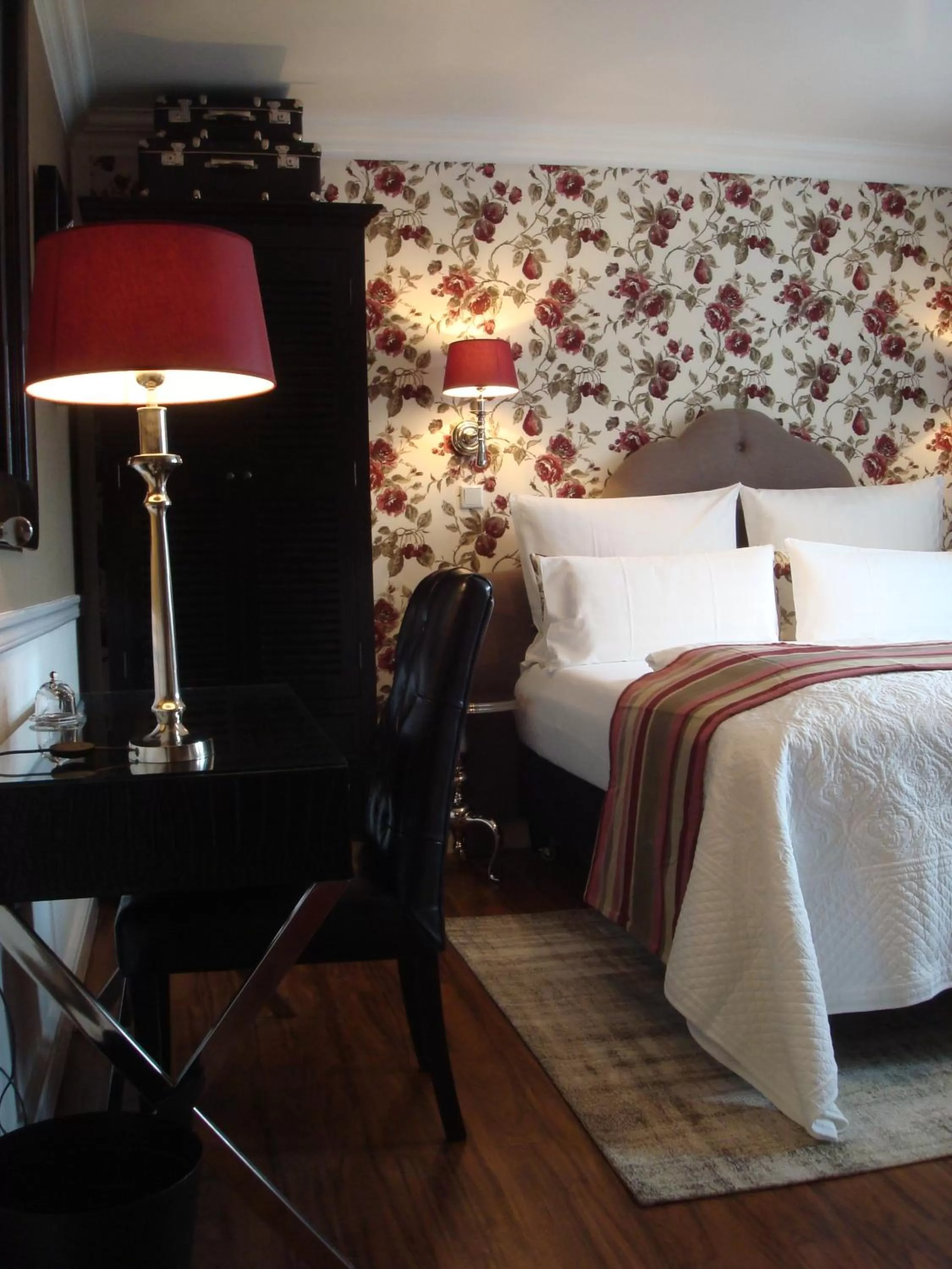 Photo of the whole room, Bed in Hotel Sir & Lady Astor