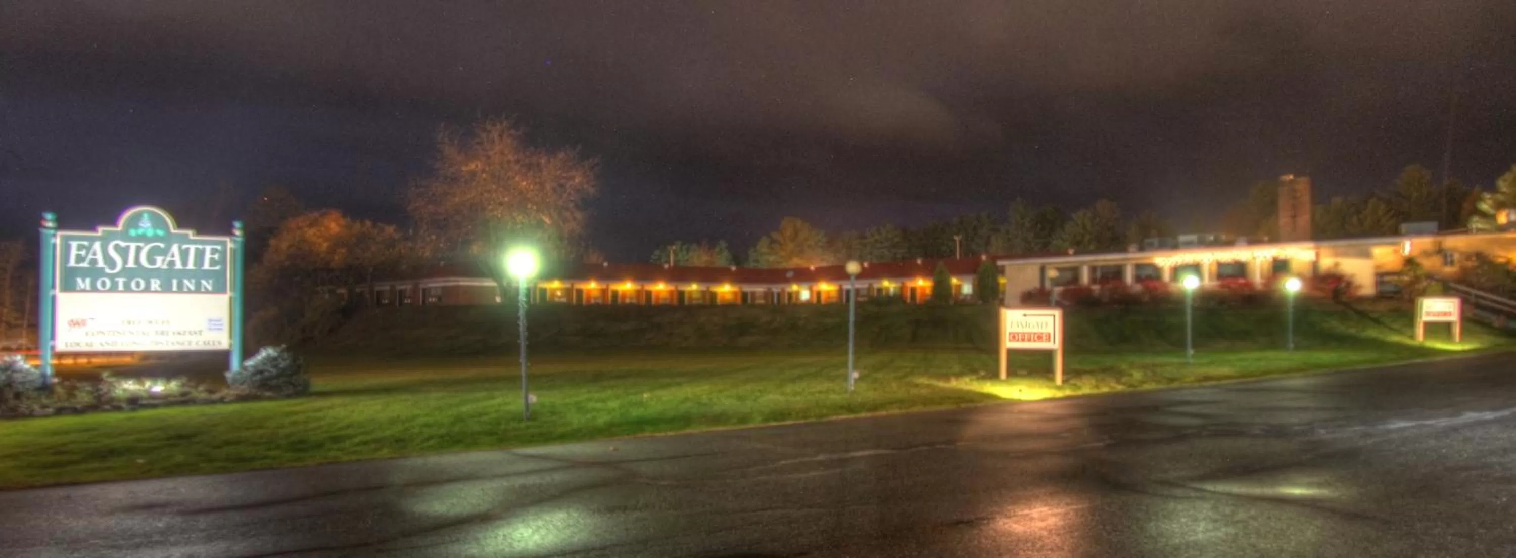 Facade/entrance in EastGate Inn