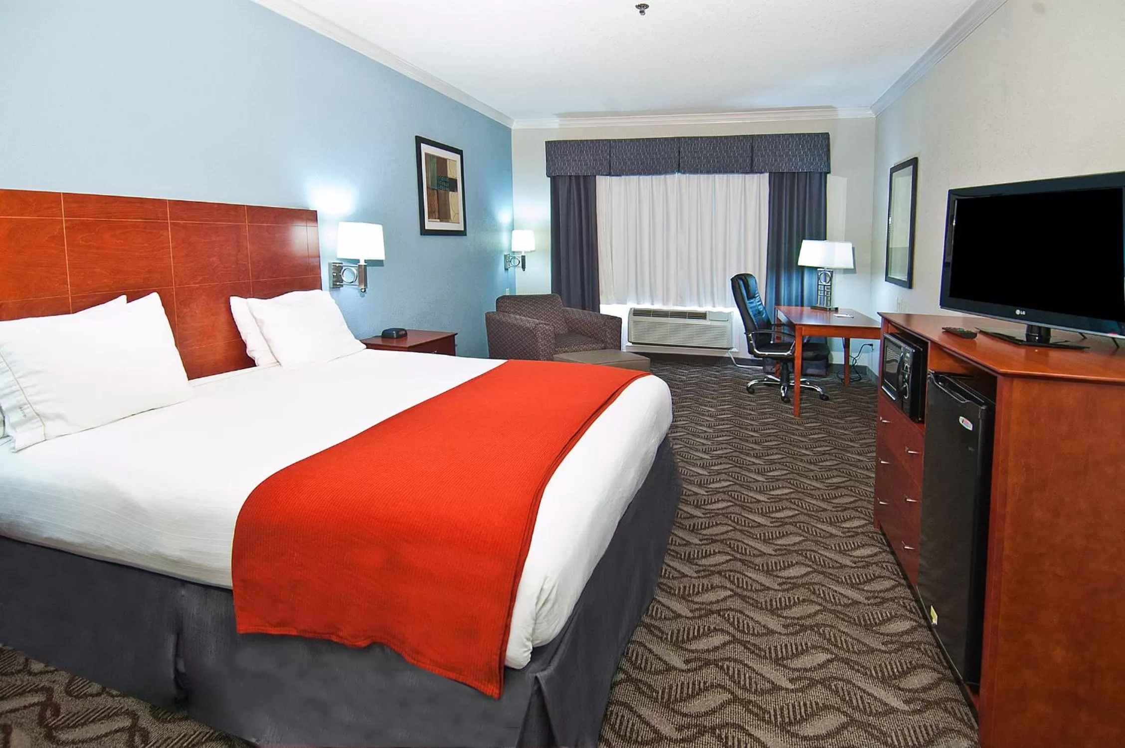 Bed in Holiday Inn Express Hotel and Suites Lake Charles by IHG
