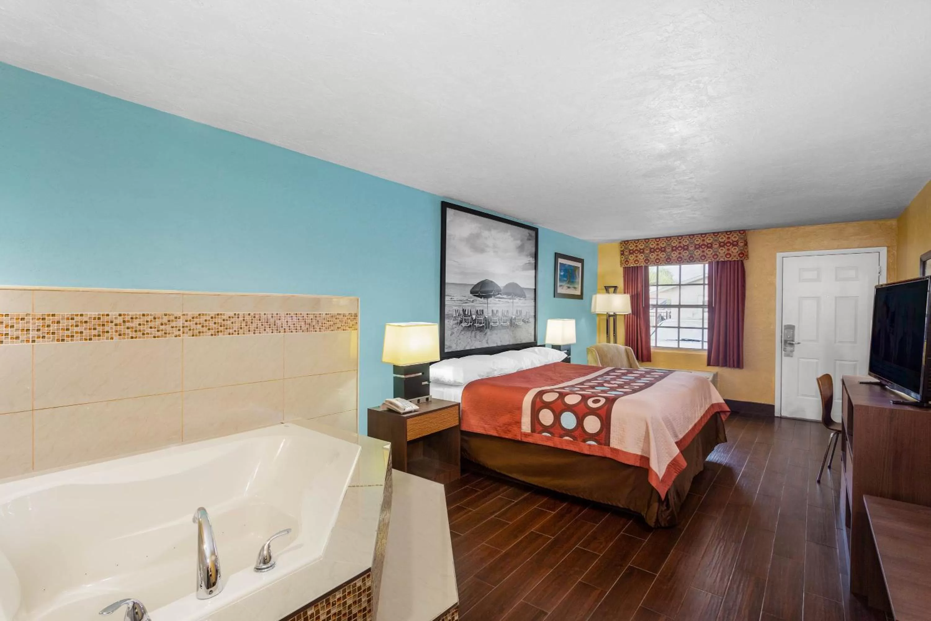 Photo of the whole room, Bed in Super 8 by Wyndham Bradenton Sarasota Area