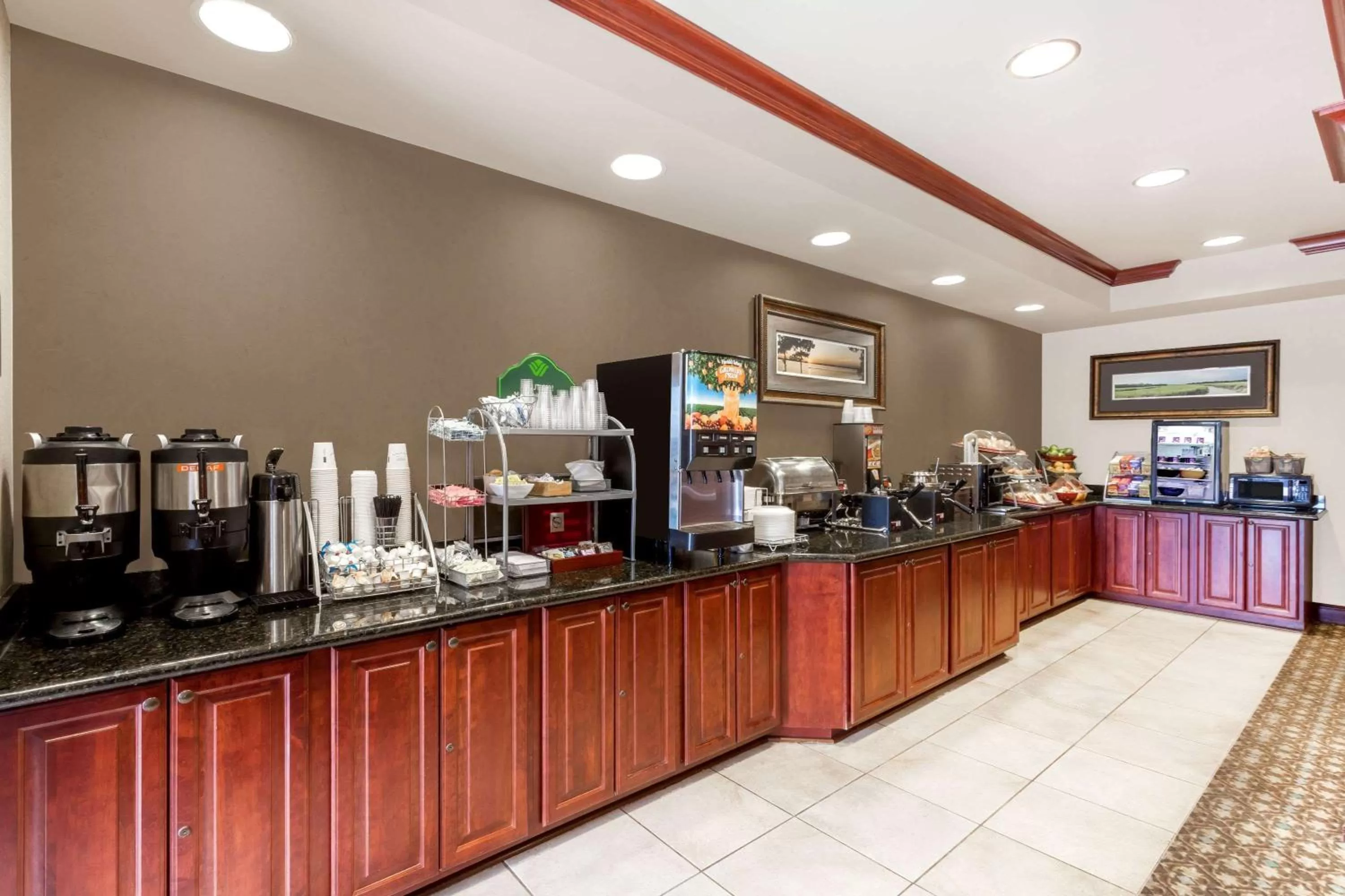 Restaurant/places to eat in Lexington Expo Hotel by IHG