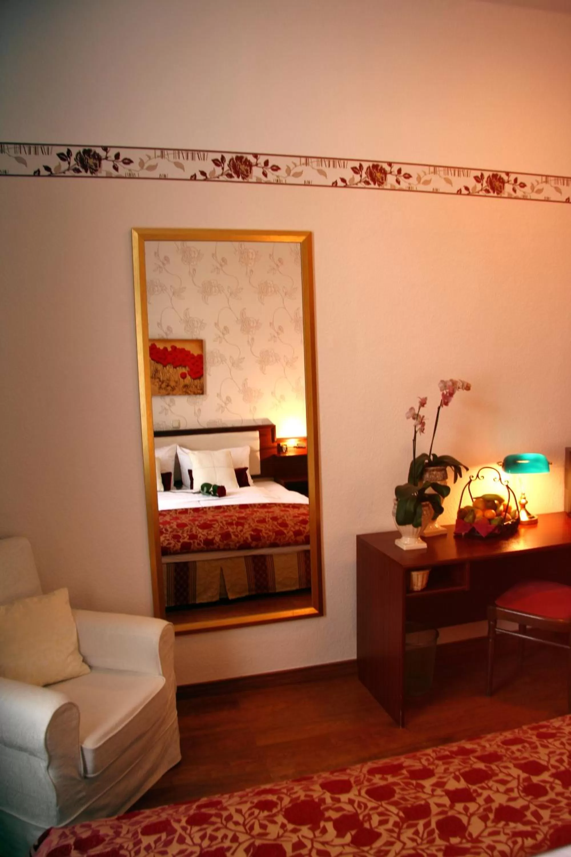 Seating area, Bed in In Piazza