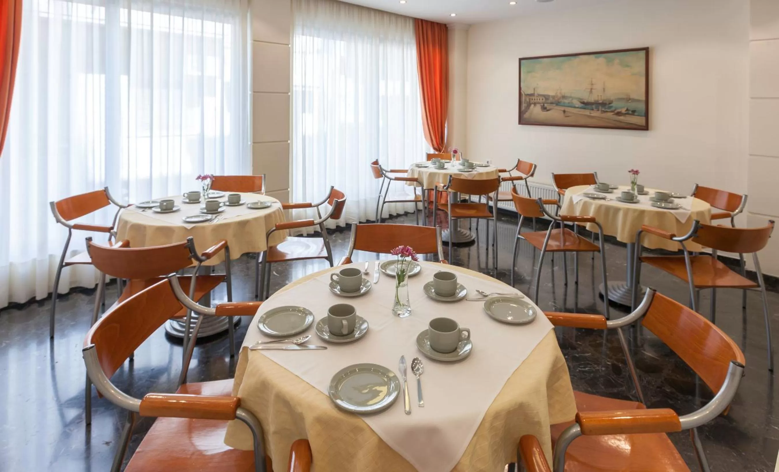 Restaurant/places to eat in Lilia Hotel