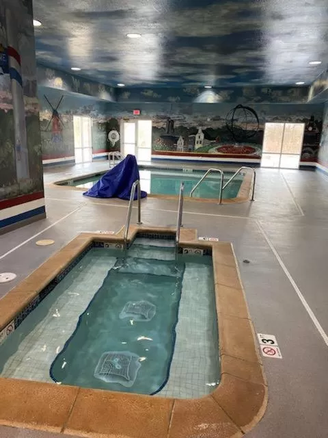 Swimming pool in Links Bos Landen Hotel & Spa of Pella, Trademark by Wyndham