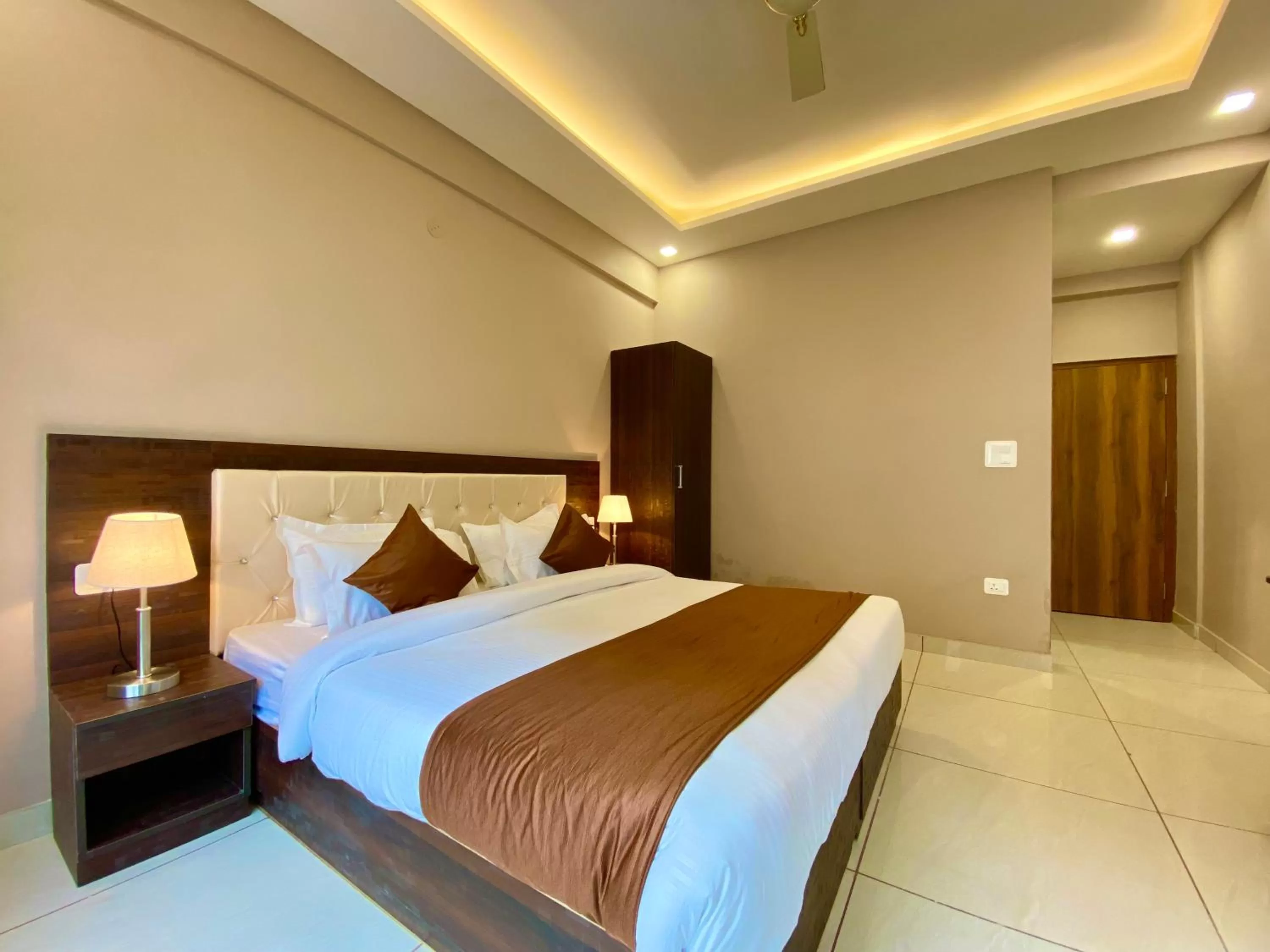 Bed in Hotel Shiv Inn Near Secret Waterfall