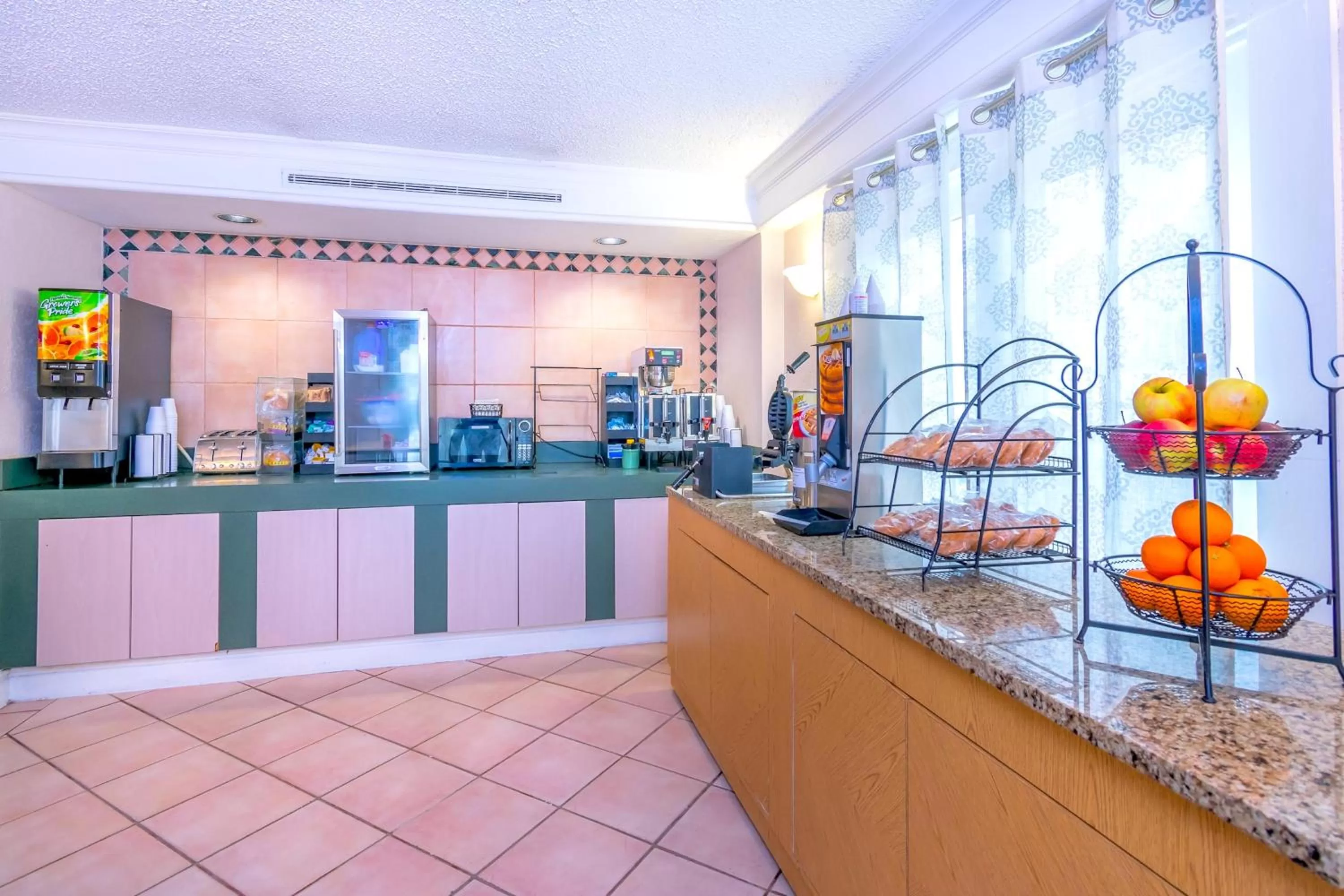 Breakfast in La Quinta Inn by Wyndham Clute Lake Jackson