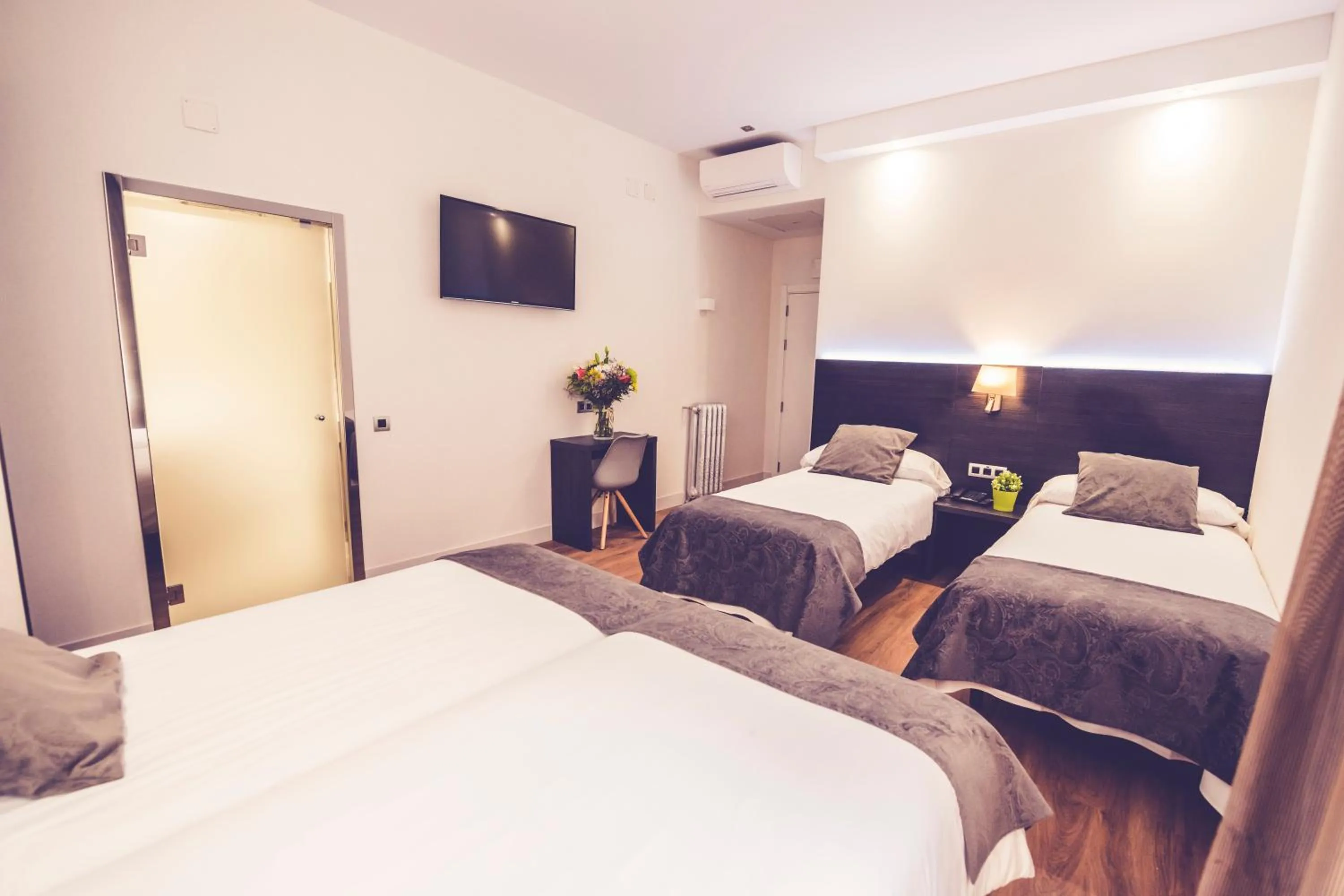 Bedroom, Bed in Hostal Marlasca