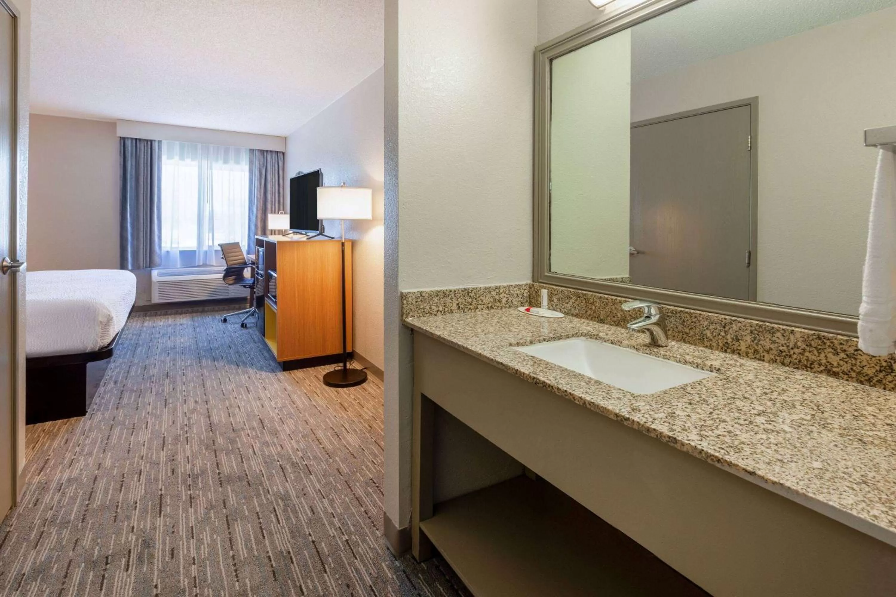 Bathroom, Bed in Days Inn by Wyndham Racine/Sturtevant