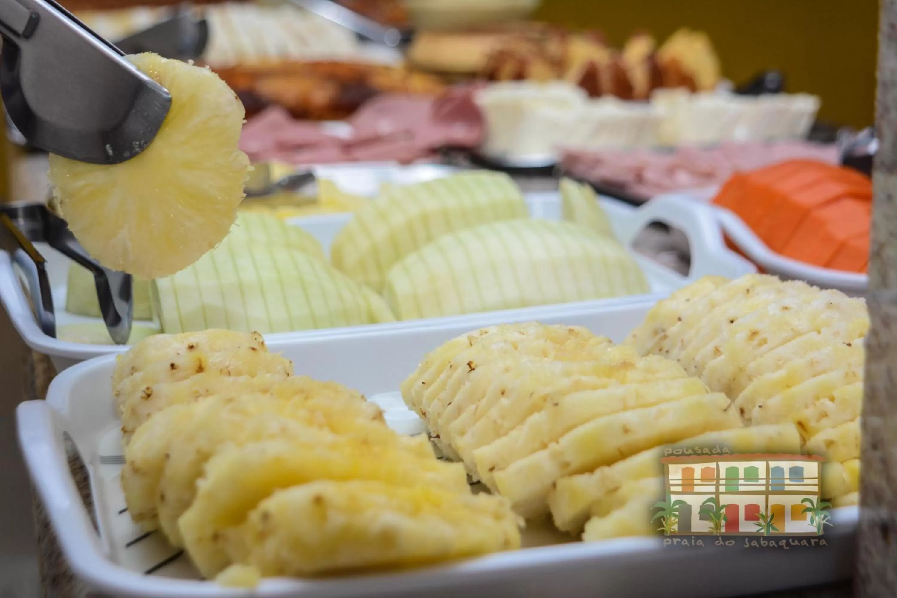 Buffet breakfast in Pousada Praia do Jabaquara