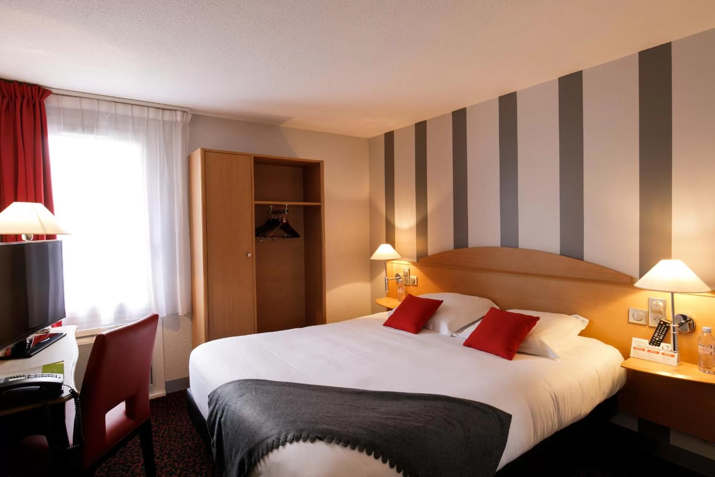 Bed in Logis L'Orée de Chartres - Barjouville