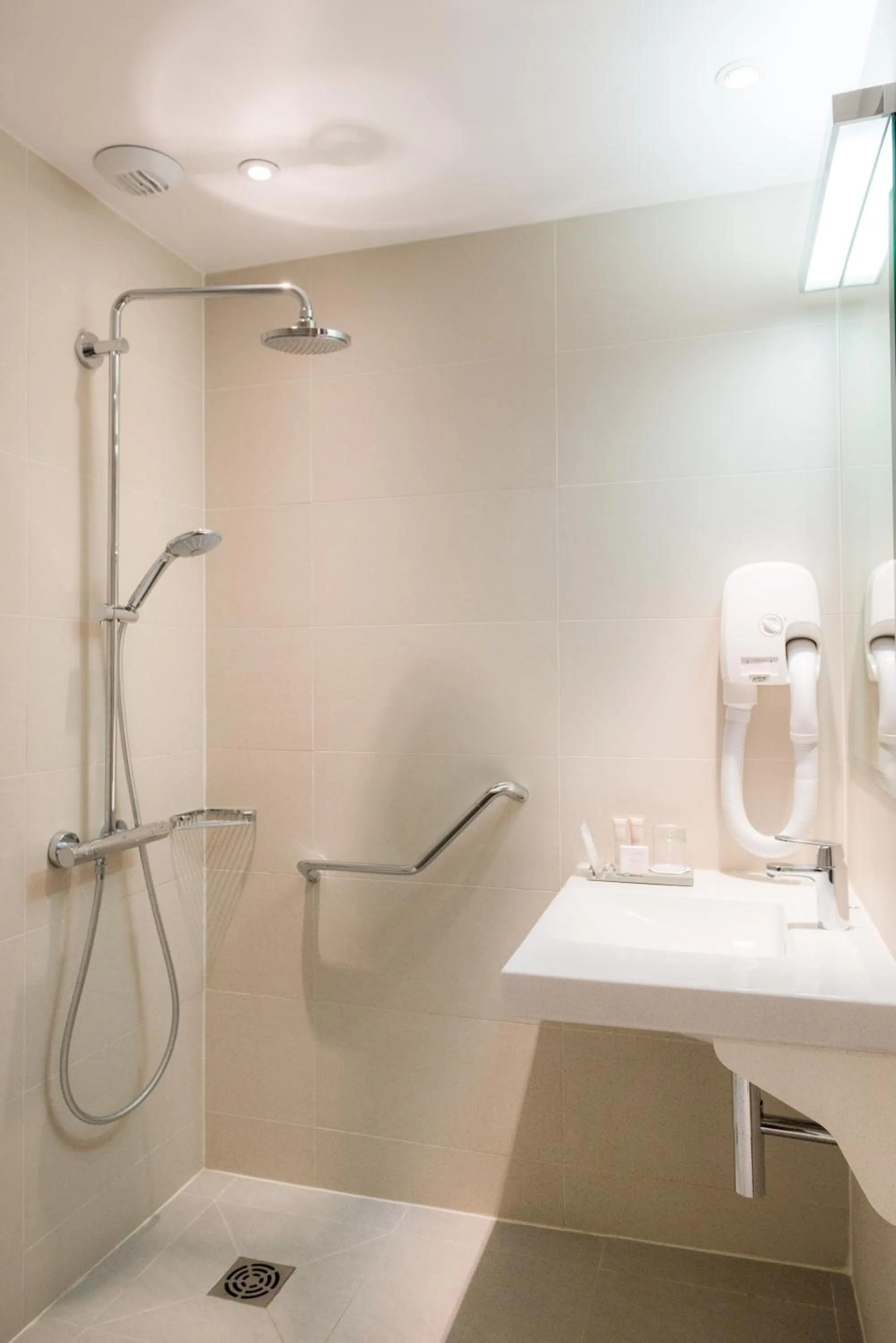 Bathroom in Hotel Monceau Wagram