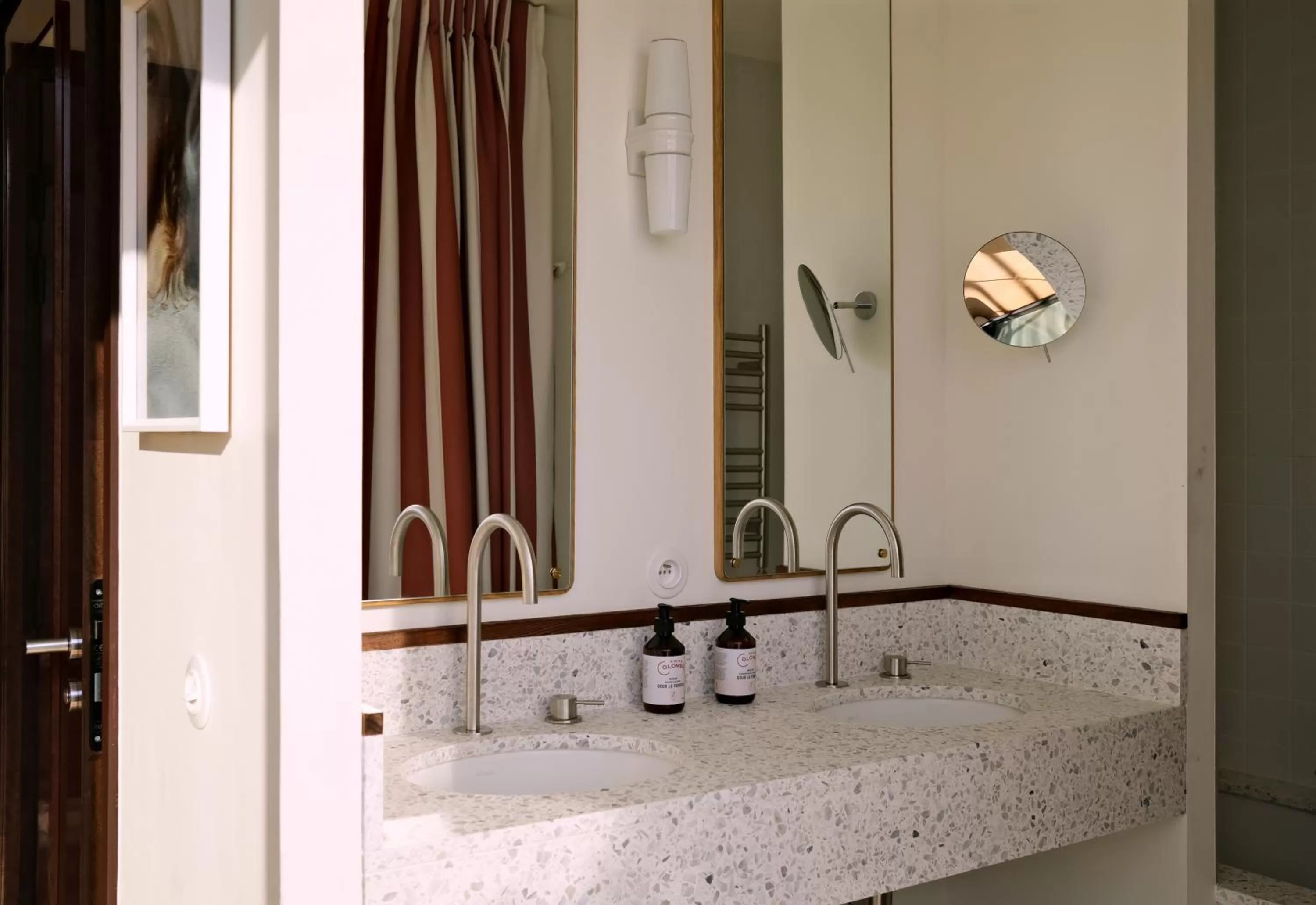 Toilet in Hôtel Wallace Paris, a Member of Design Hotels