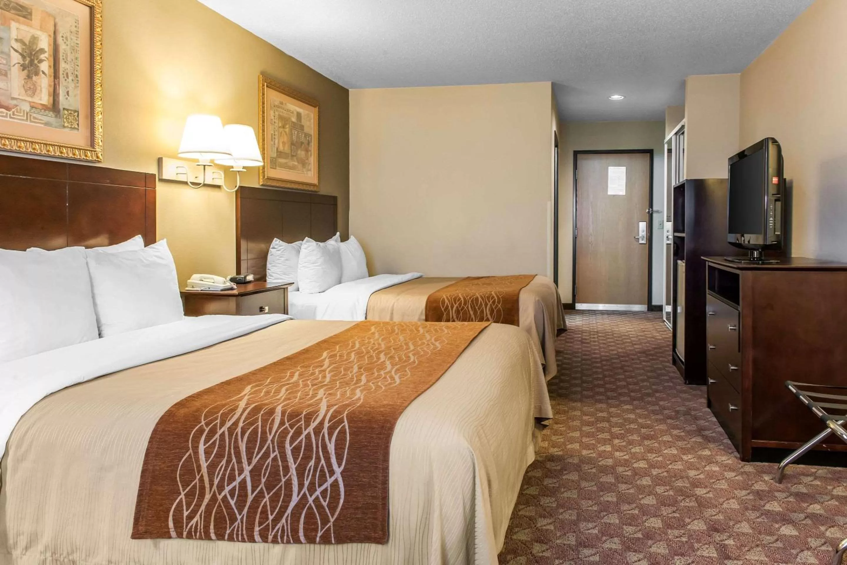 Photo of the whole room, Bed in Quality Inn Defiance