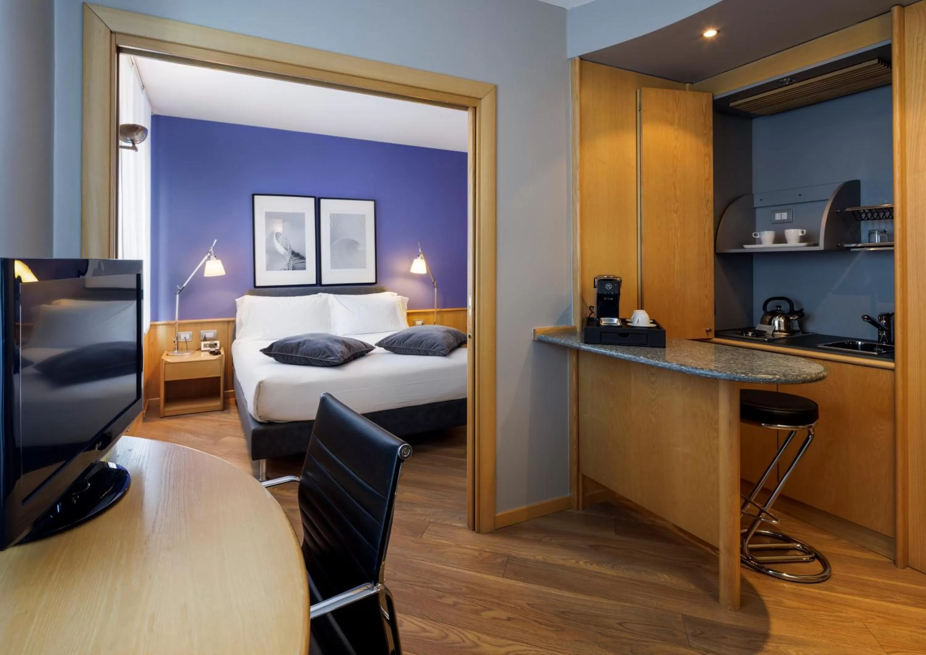 Coffee/tea facilities, Bed in Best Western Plus Executive Hotel and Suites