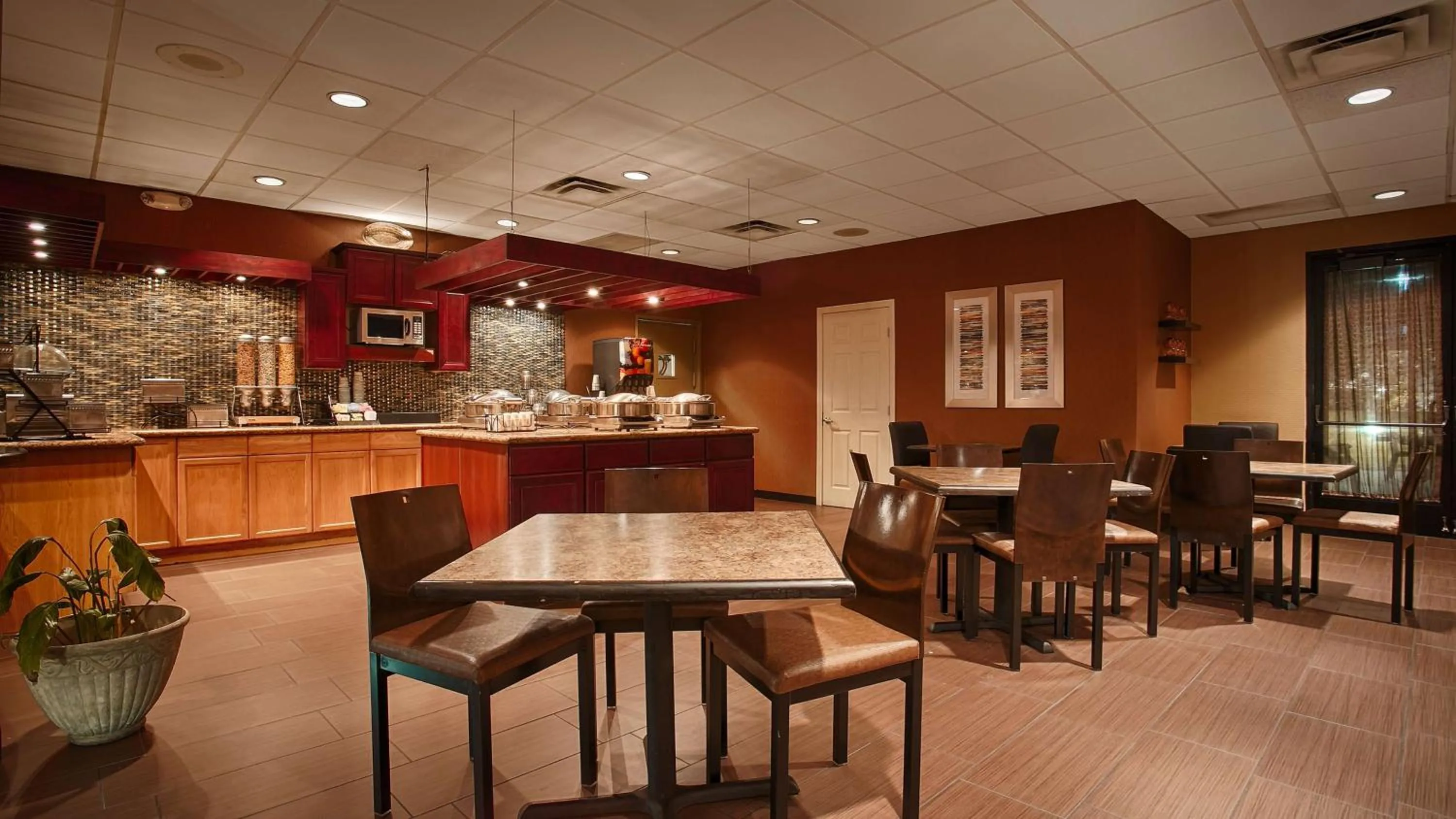 Restaurant/places to eat in Hotel d'Lins Ontario Airport