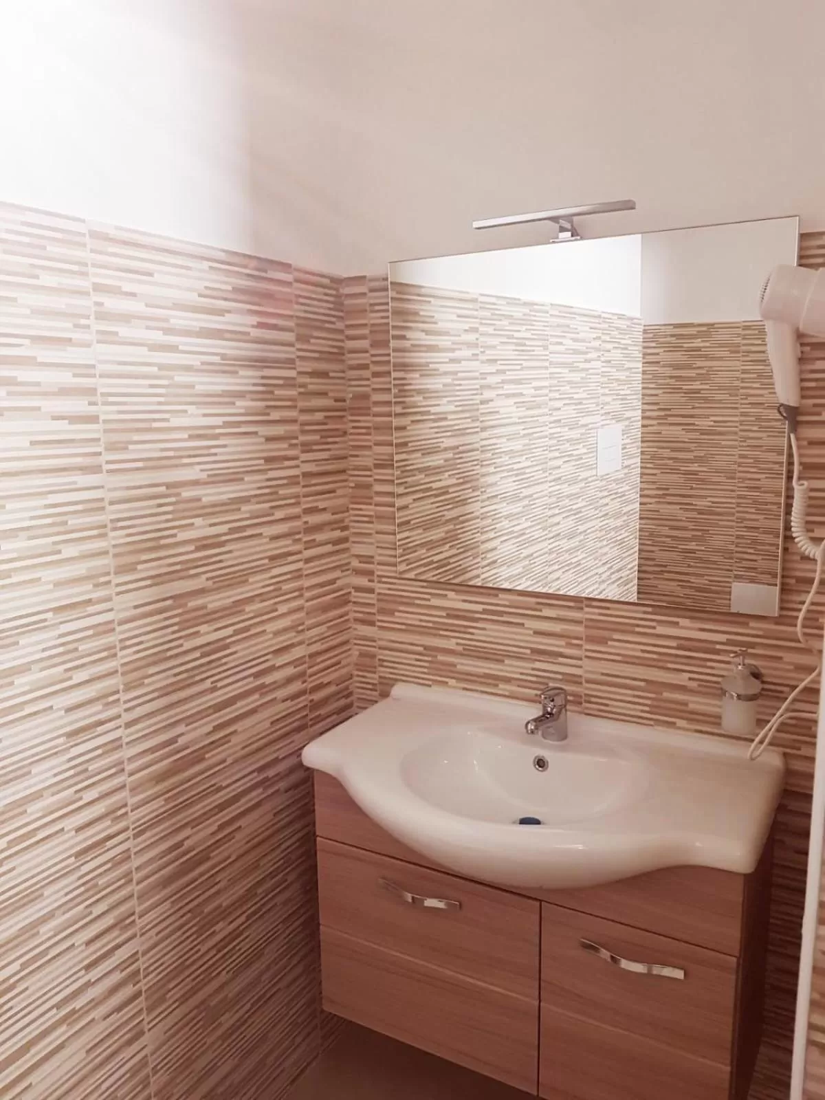 Bathroom in Montesarchiorooms