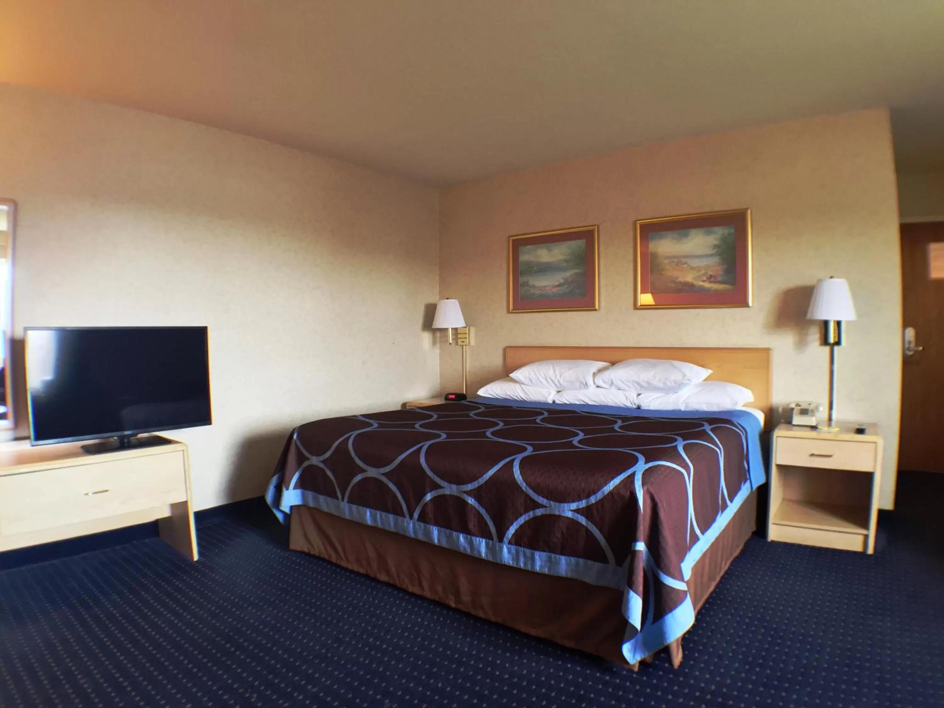 Photo of the whole room, Bed in Super 8 by Wyndham Canandaigua