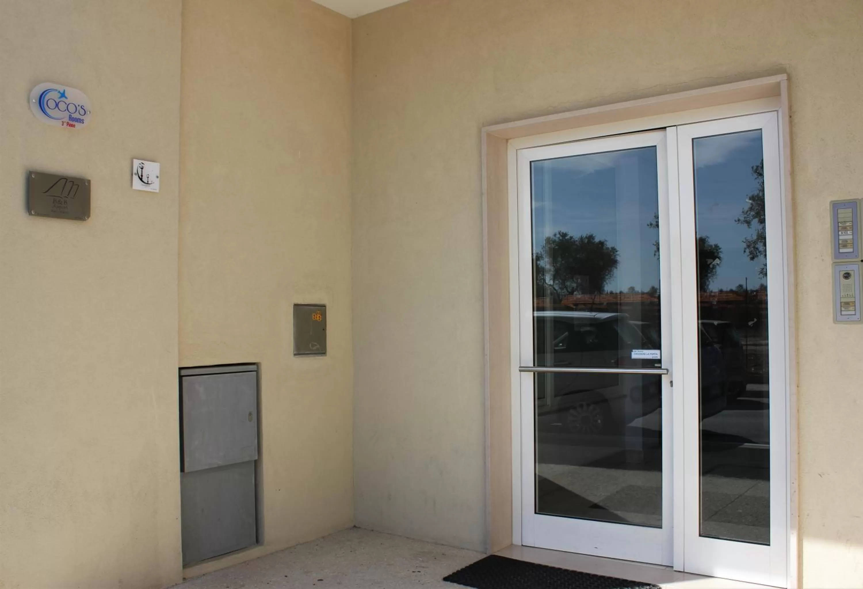 Facade/entrance in Coco'S Rooms