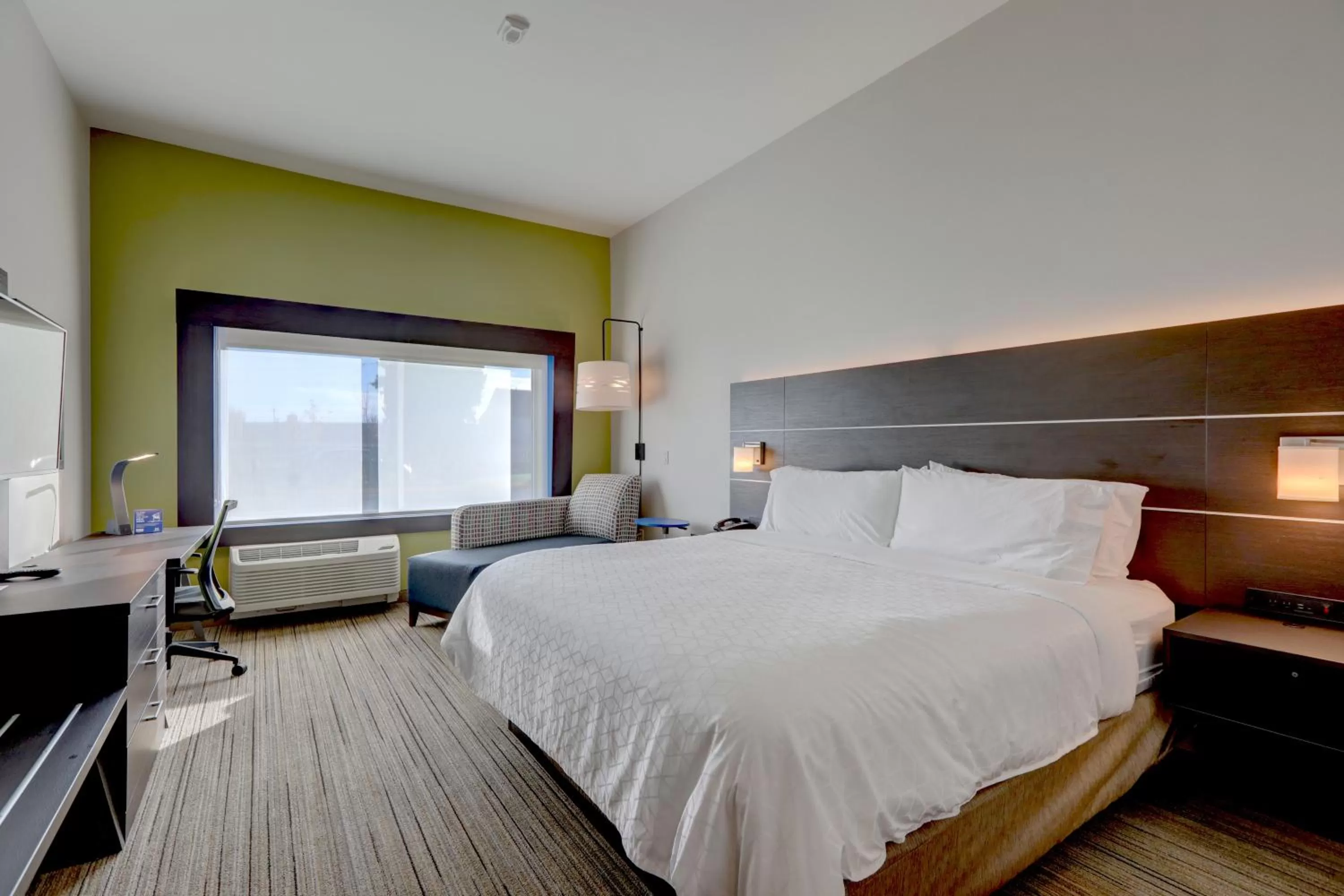 Bed in Holiday Inn Express & Suites - Auburn Downtown by IHG