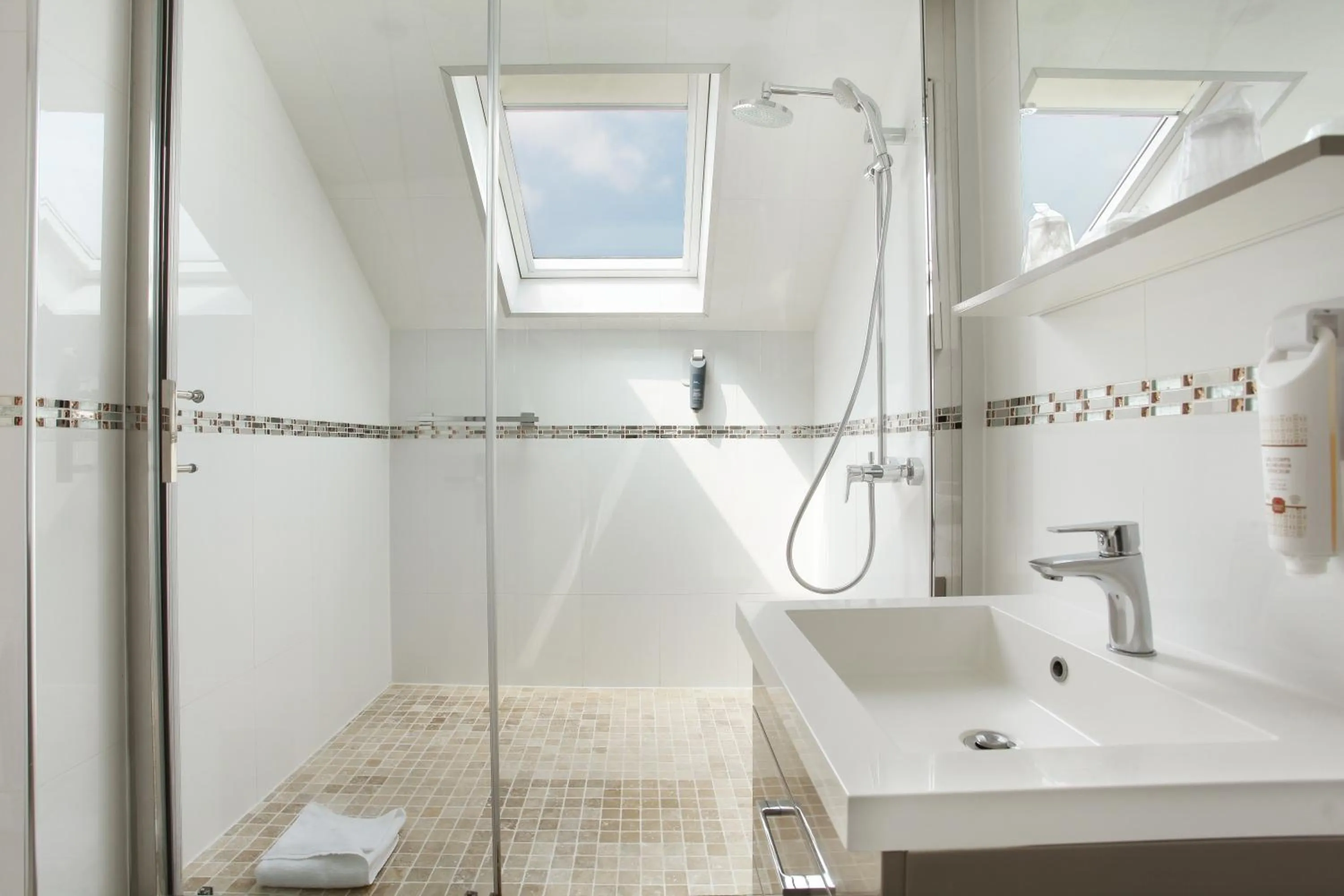 Shower in Hotel Apolonia Paris Mouffetard, Sure Hotel Collection by Best Western