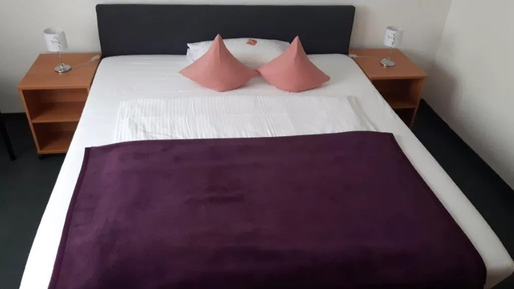 Bed in Hotel-Café-Galerie