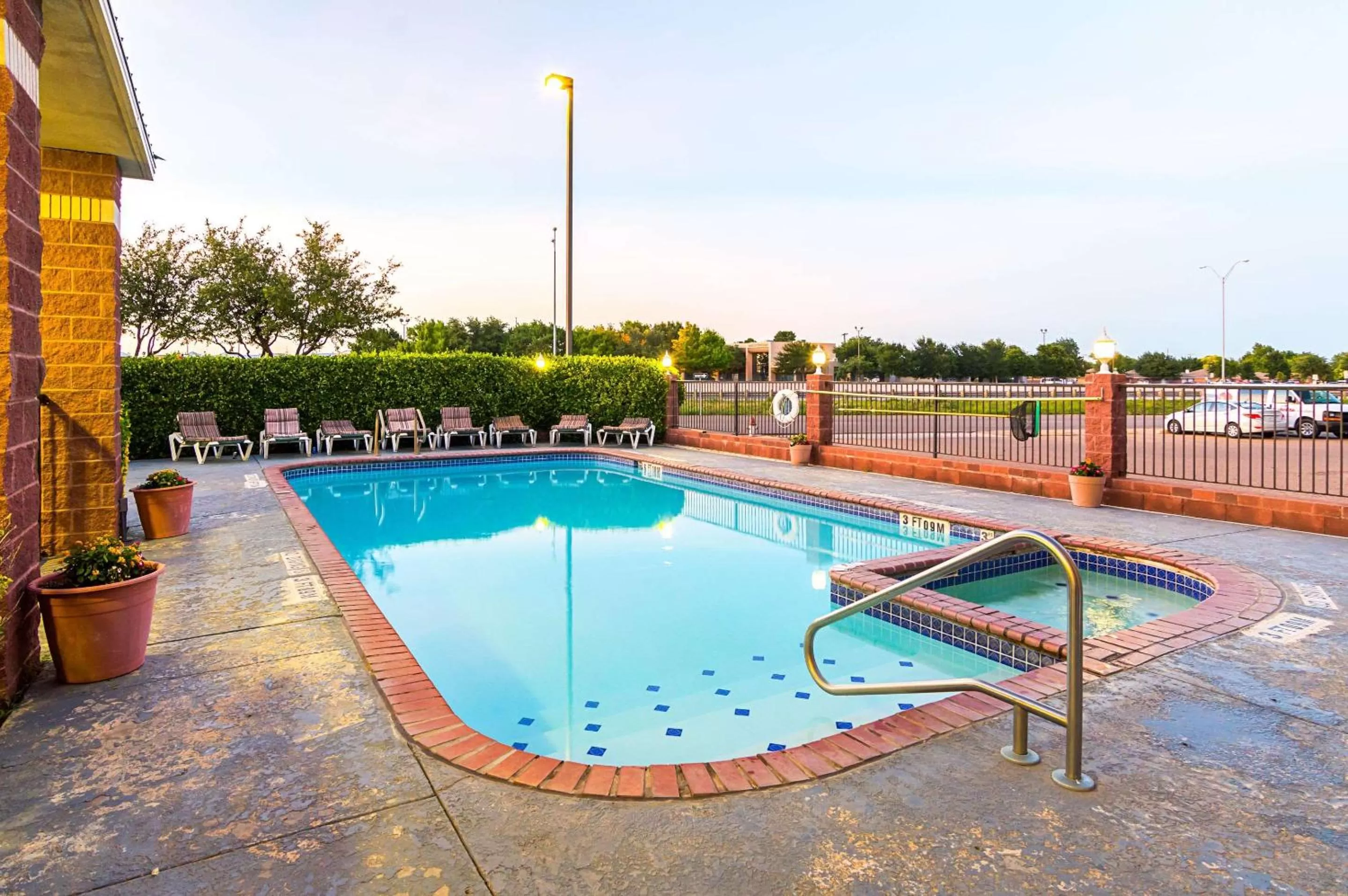 Swimming pool in Quality Suites Lubbock Southwest