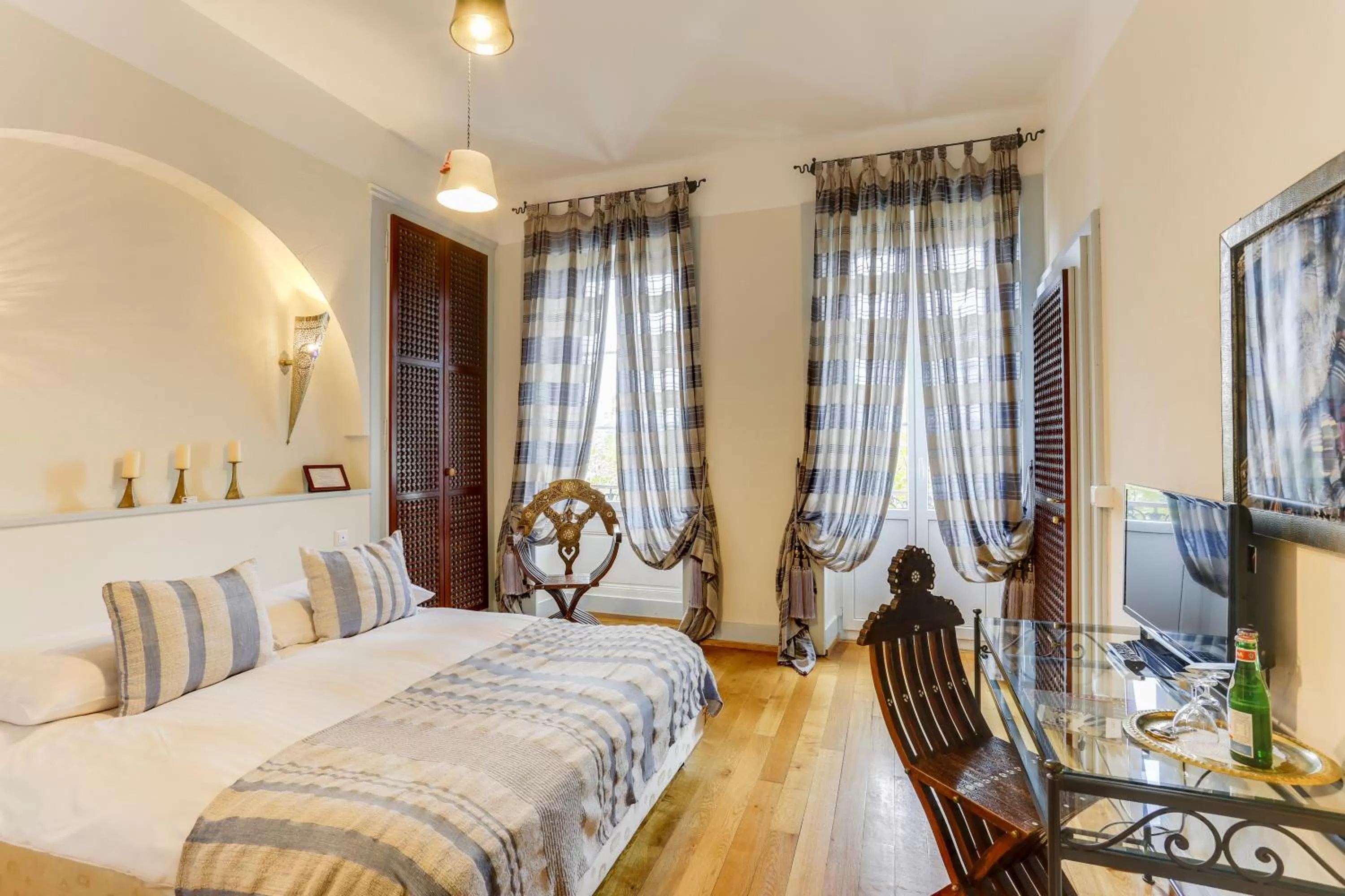 Photo of the whole room, Bed in Hostellerie de Genève