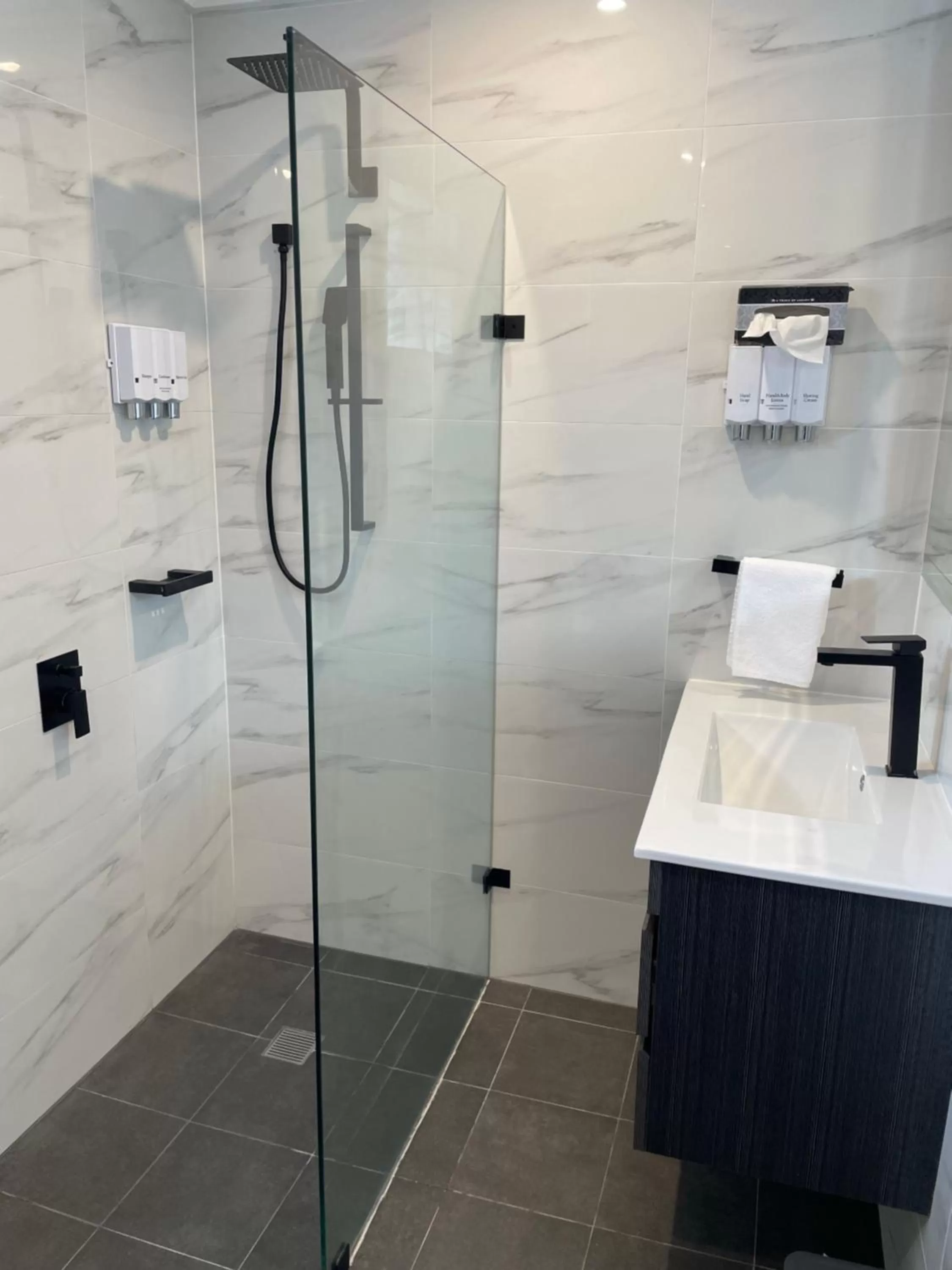 Bathroom in Noah's Mid City Motor Inn Muswellbrook