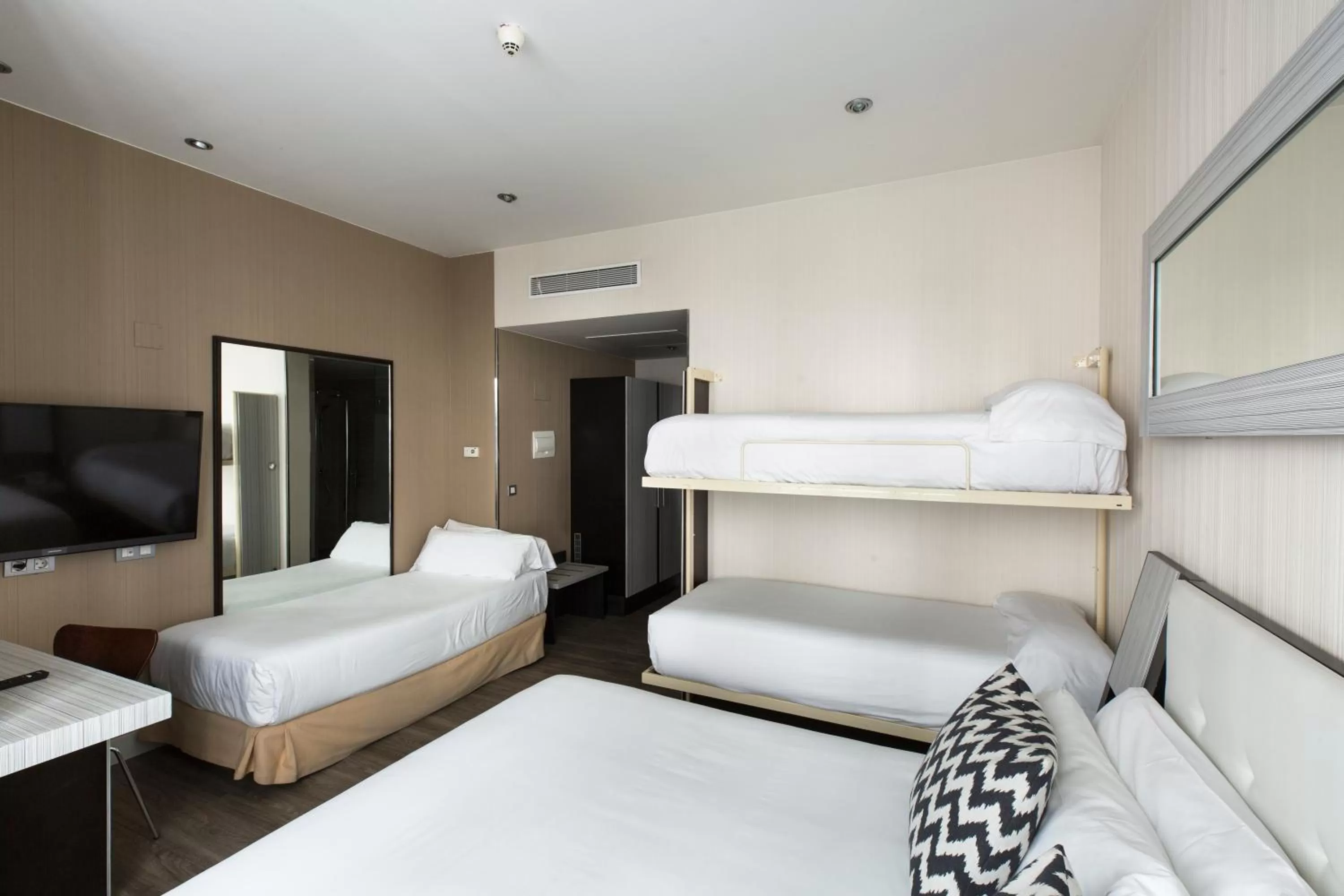 Quintuple Room (5 Adults) in Petit Palace Triball