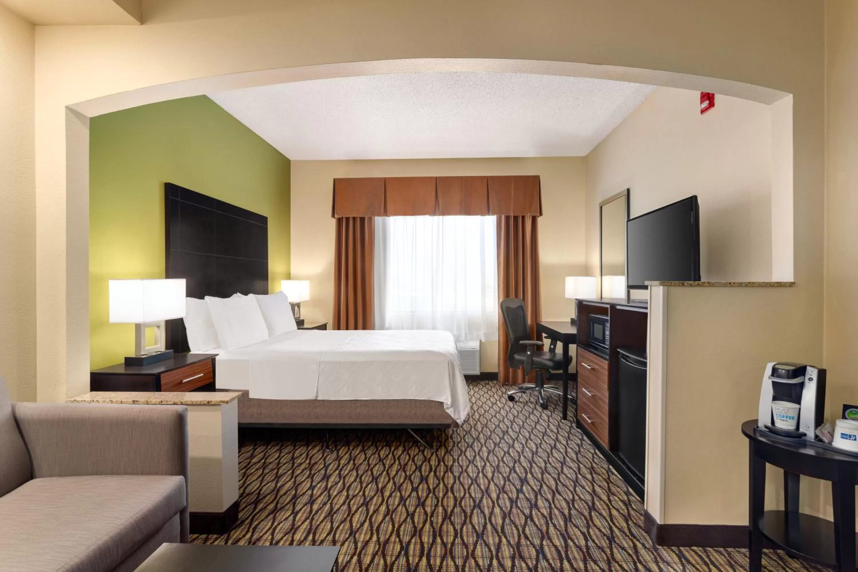 Bedroom, Bed in Holiday Inn Express Hotel & Suites Edmond by IHG