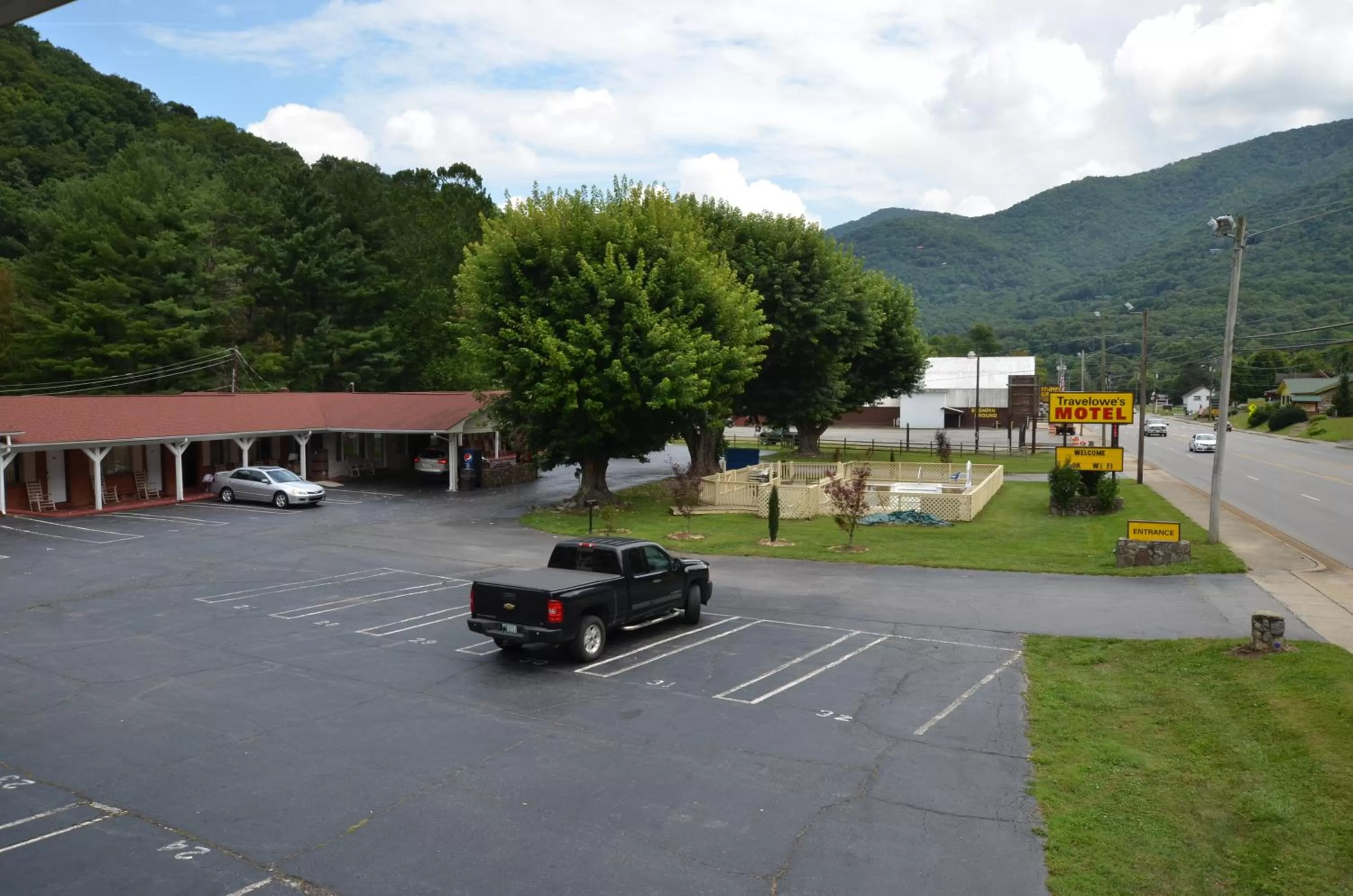 Parking in Travelowes Motel - Maggie Valley