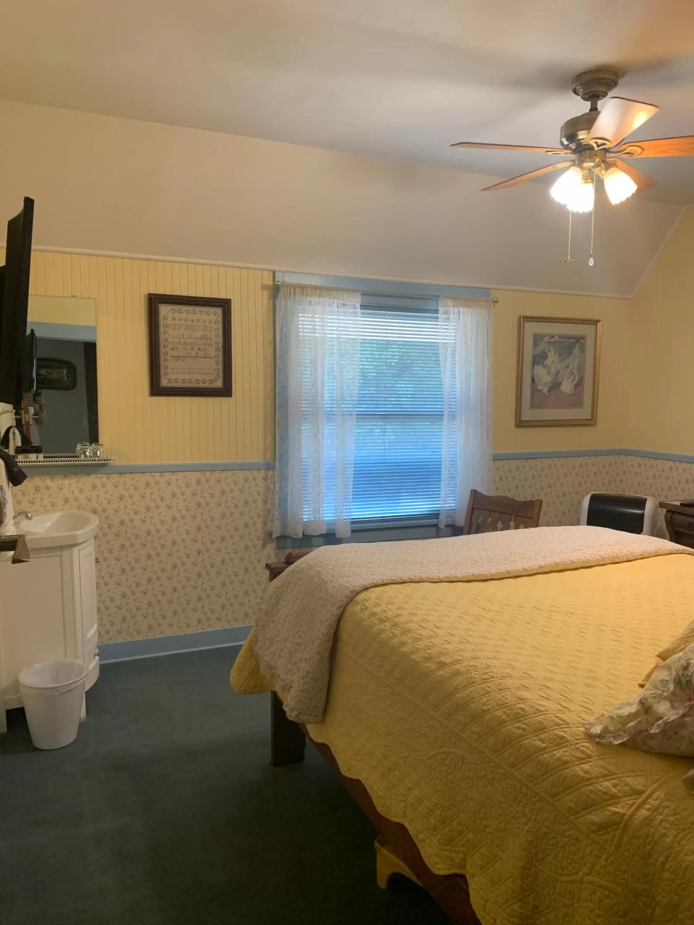 Bed in Mount Shasta Ranch Bed and Breakfast