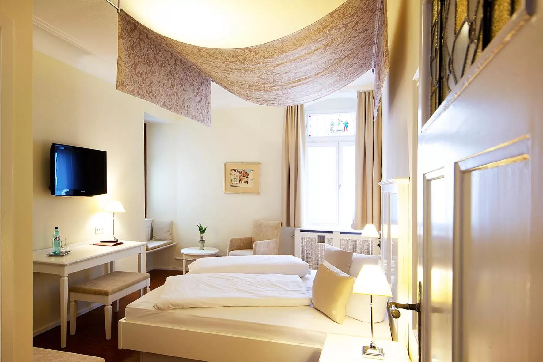 Photo of the whole room, Bed in Romantik Hotel Barbarossa