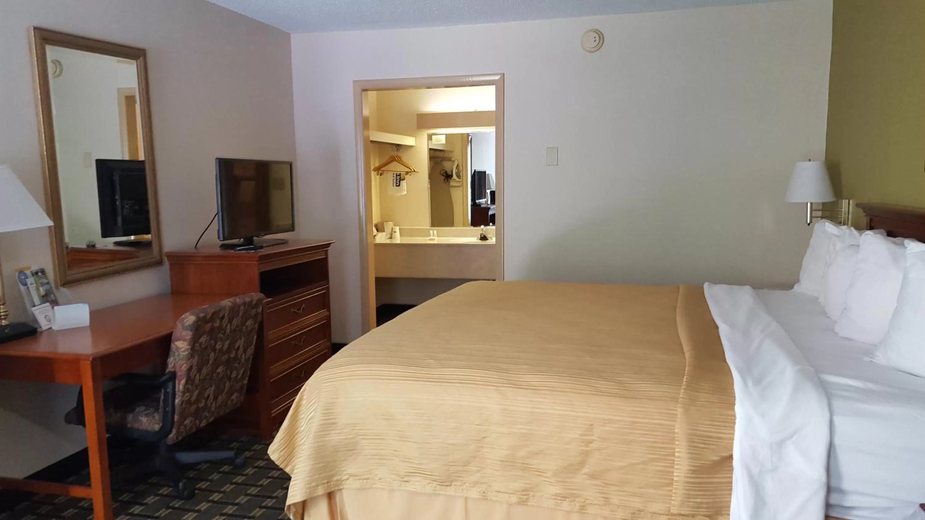 Photo of the whole room, Bed in Clarion Inn Southern Pines - Pinehurst