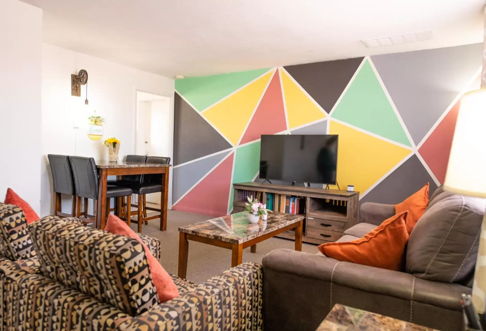 1 or 3 Bedroom Apartment with Full Kitchen 1 or 3 Bedroom Apartment with Full Kitchen