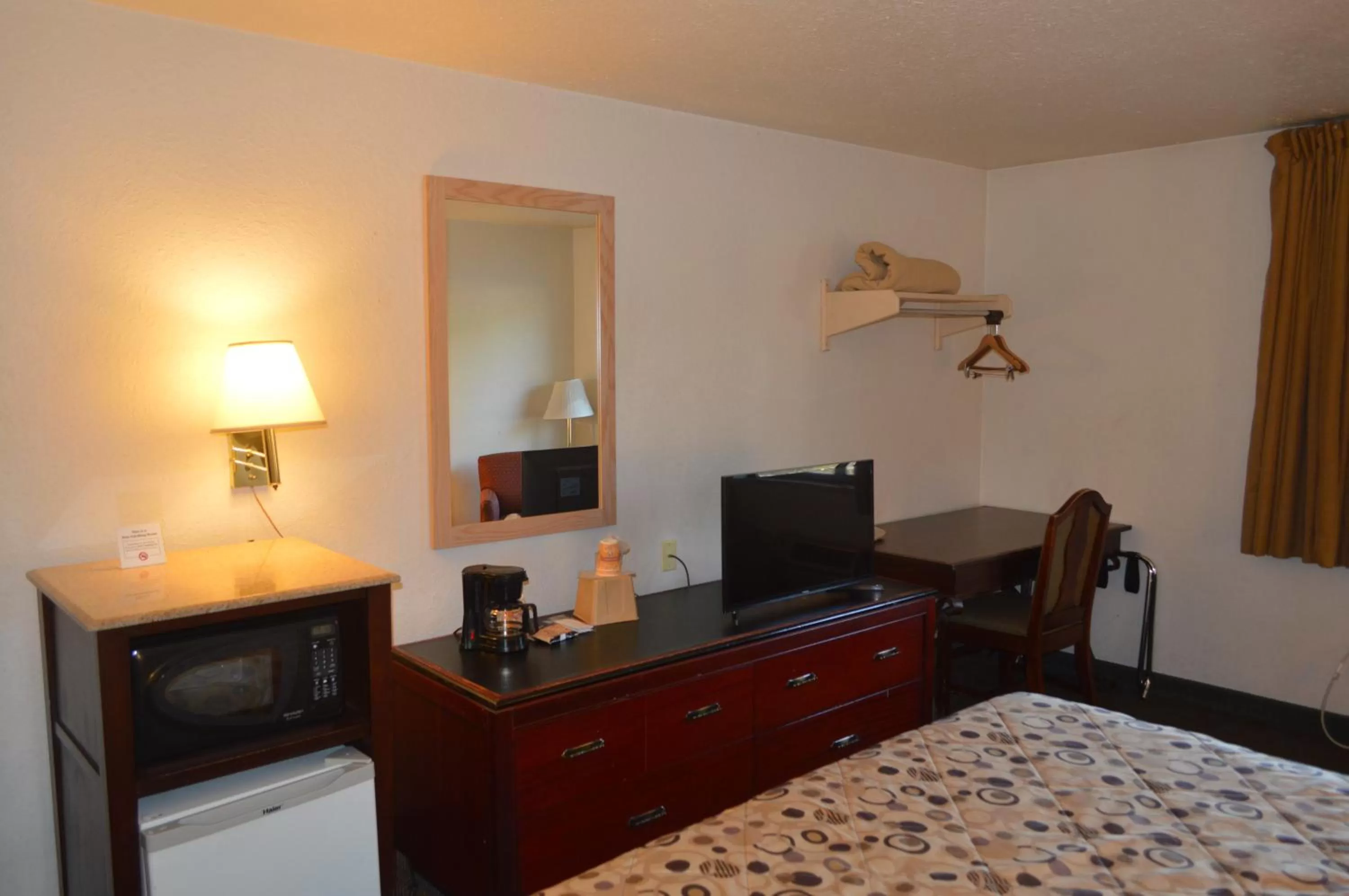 Bathroom, Bed in American Elite Inn