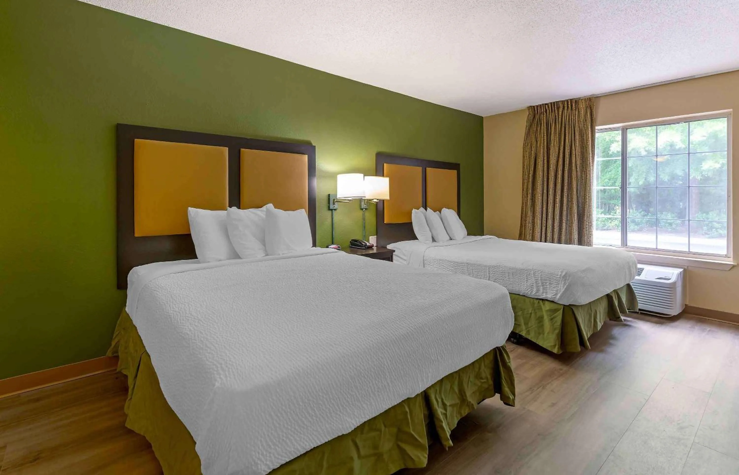 Bedroom, Bed in Extended Stay America Suites - Portland - Tigard