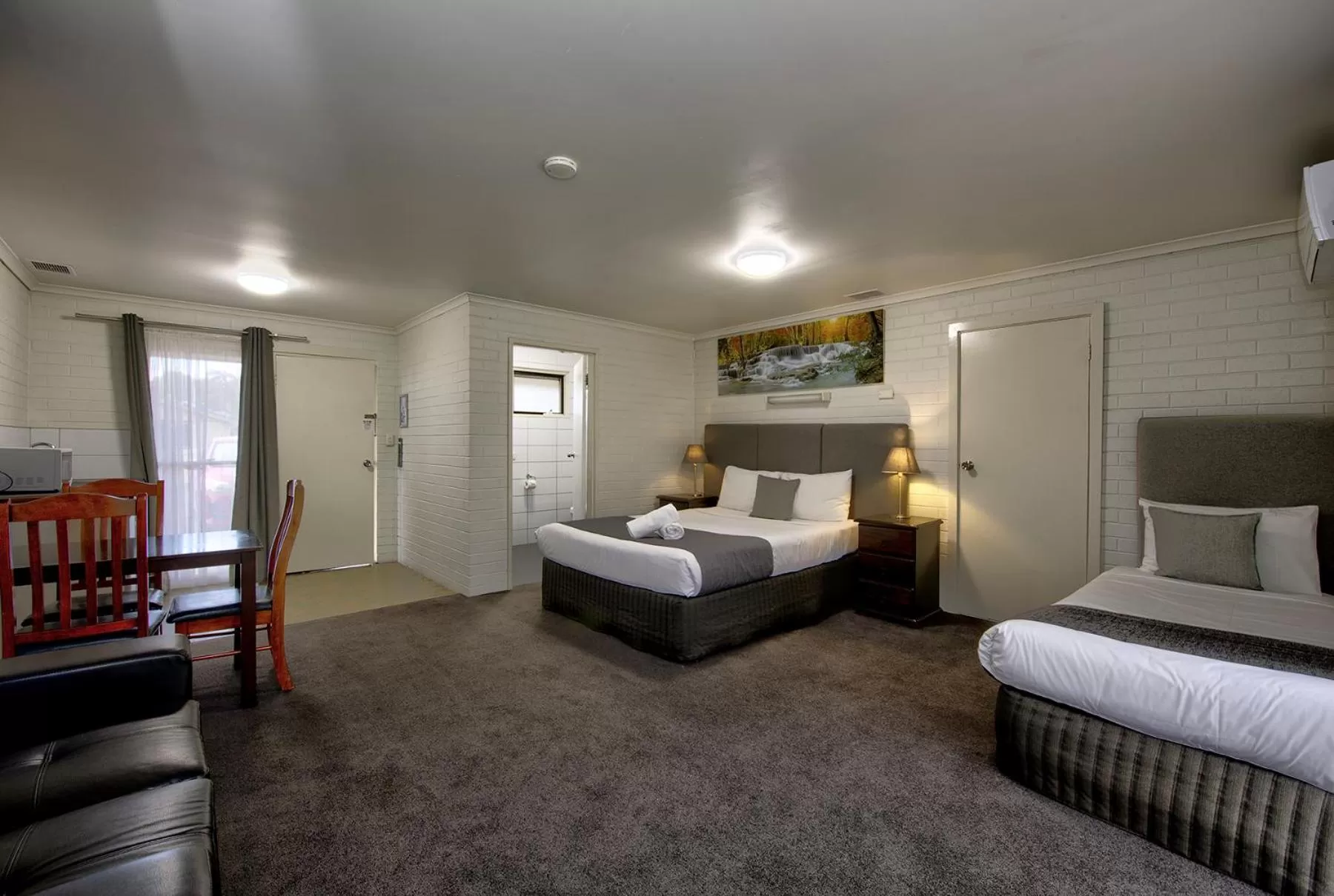 Kitchen or kitchenette, Bed in Frankston Motel