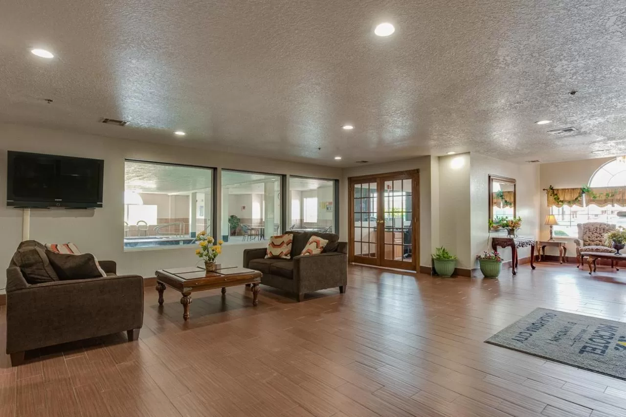 Seating area in Microtel Inn & Suites by Wyndham Oklahoma City Airport