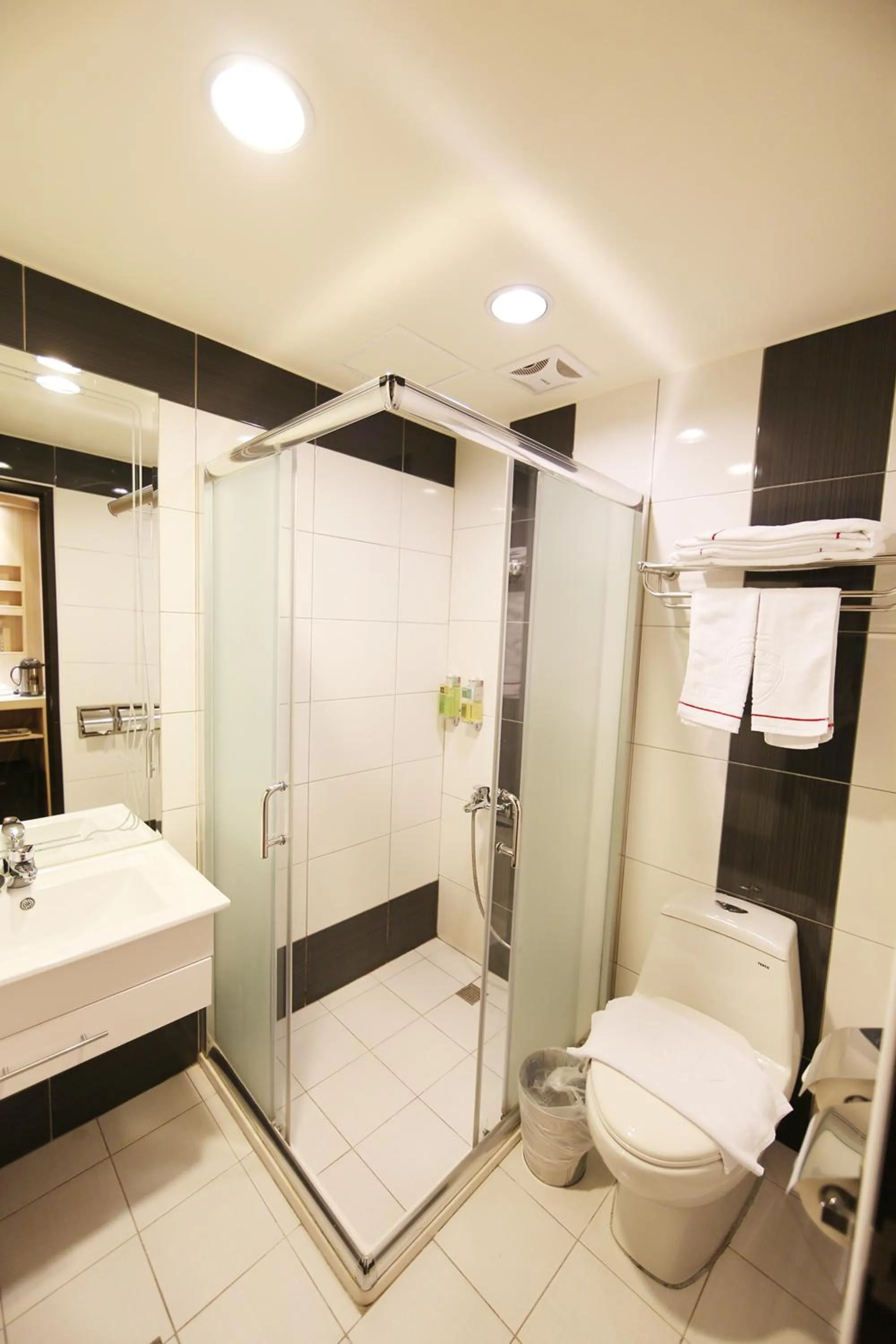 Shower in Grand Earl Hotel