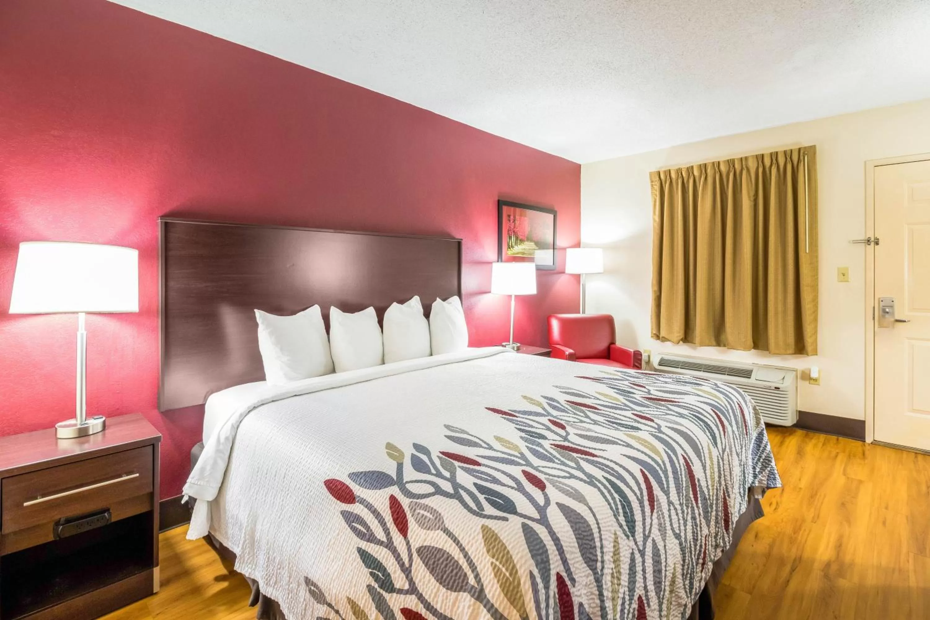 Bedroom, Bed in Red Roof Inn Clarksville