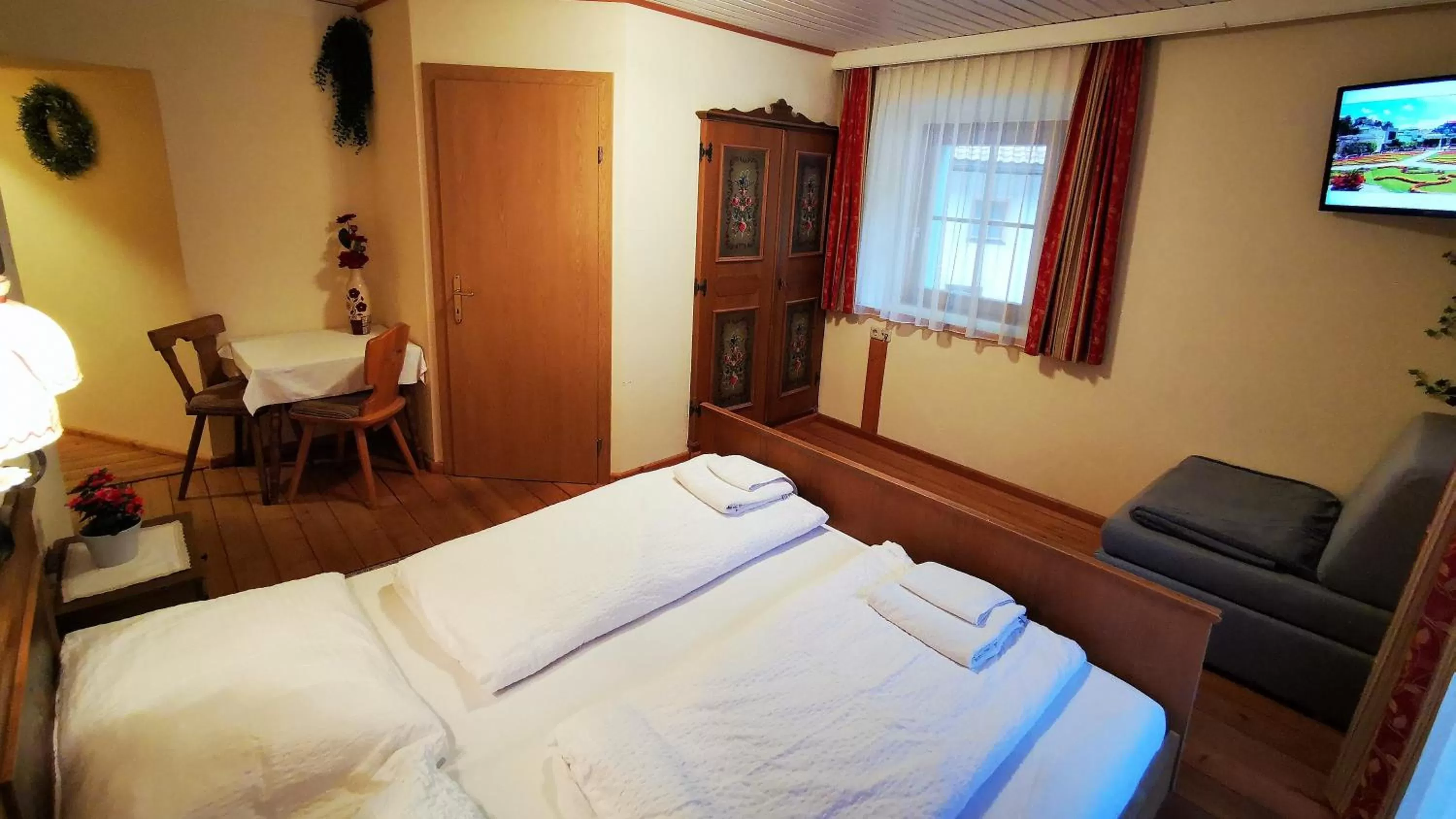 Photo of the whole room, Bed in Gasthof Geronimo