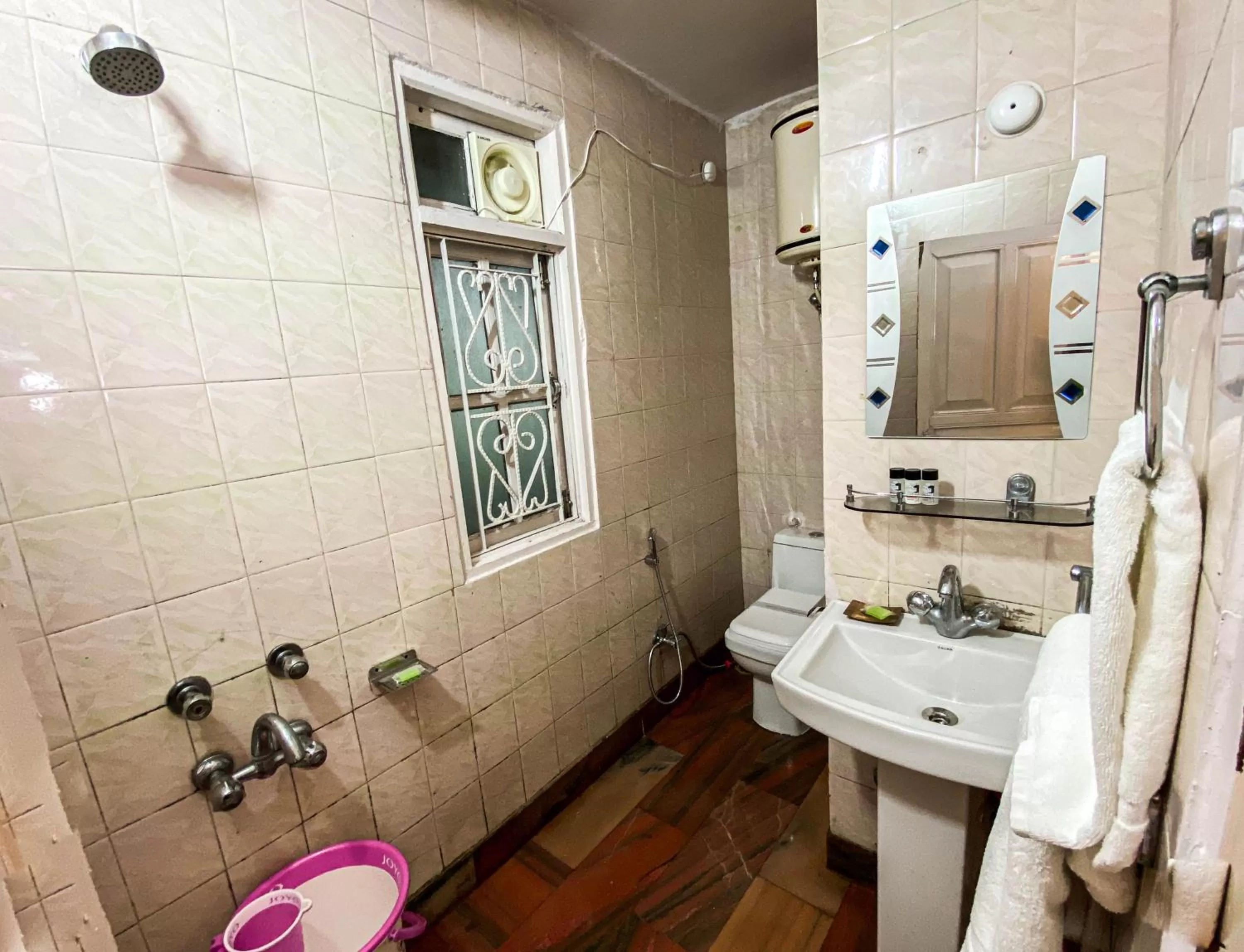 Bathroom in Jakhu Vibes