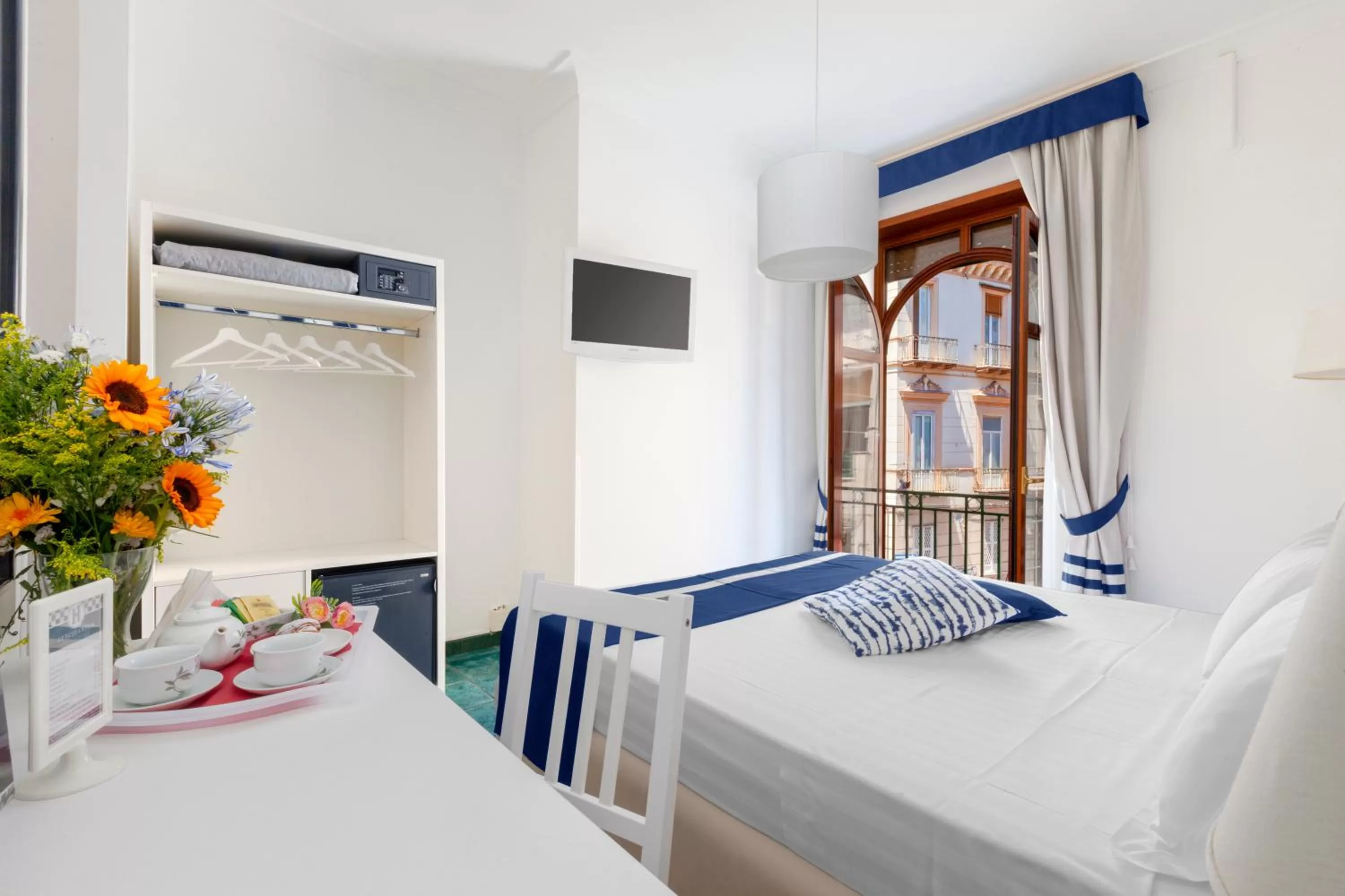 Balcony/Terrace, Bed in Hotel Herculaneum