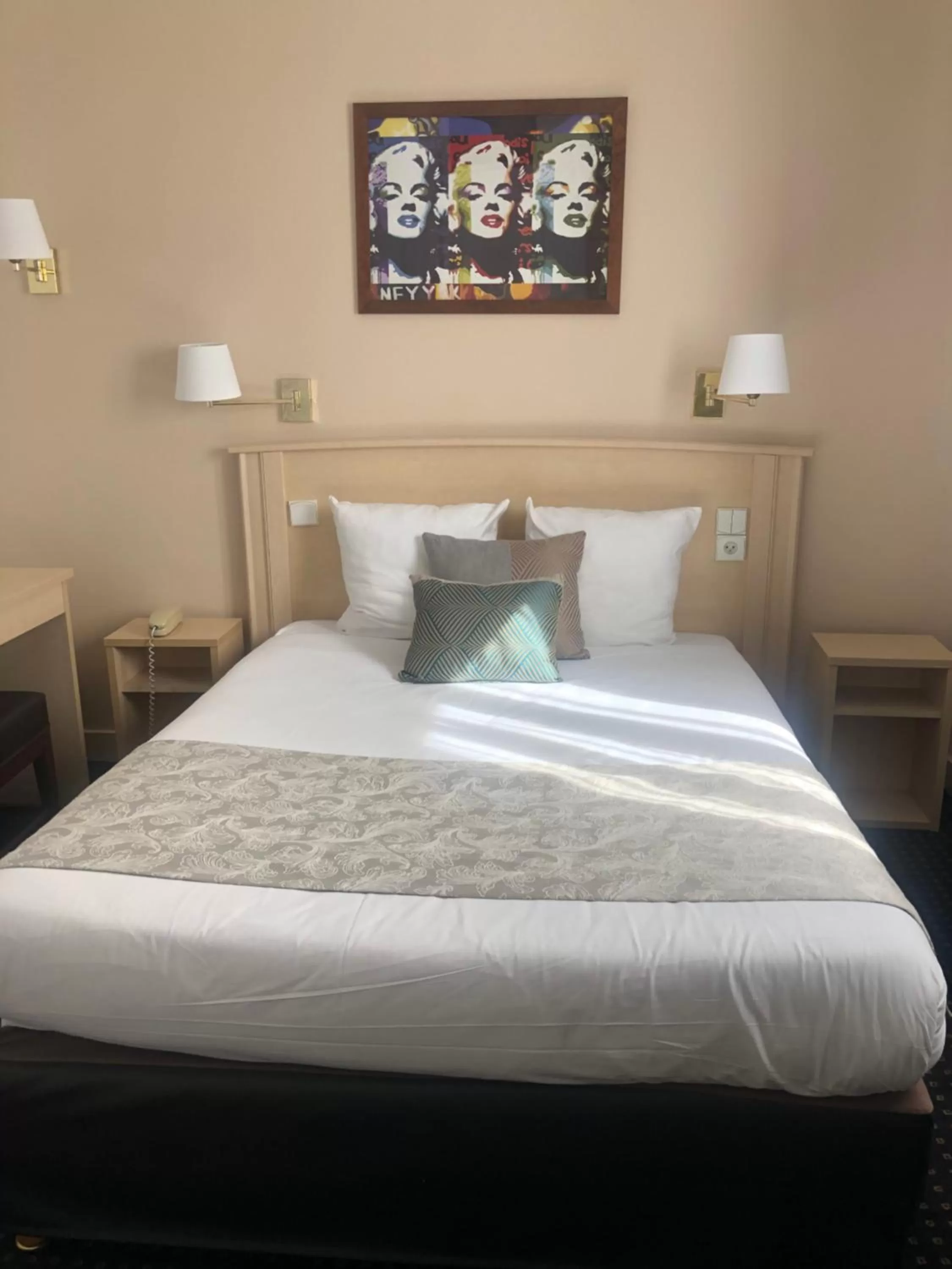 Photo of the whole room, Bed in Hotel Corona -Rodier-