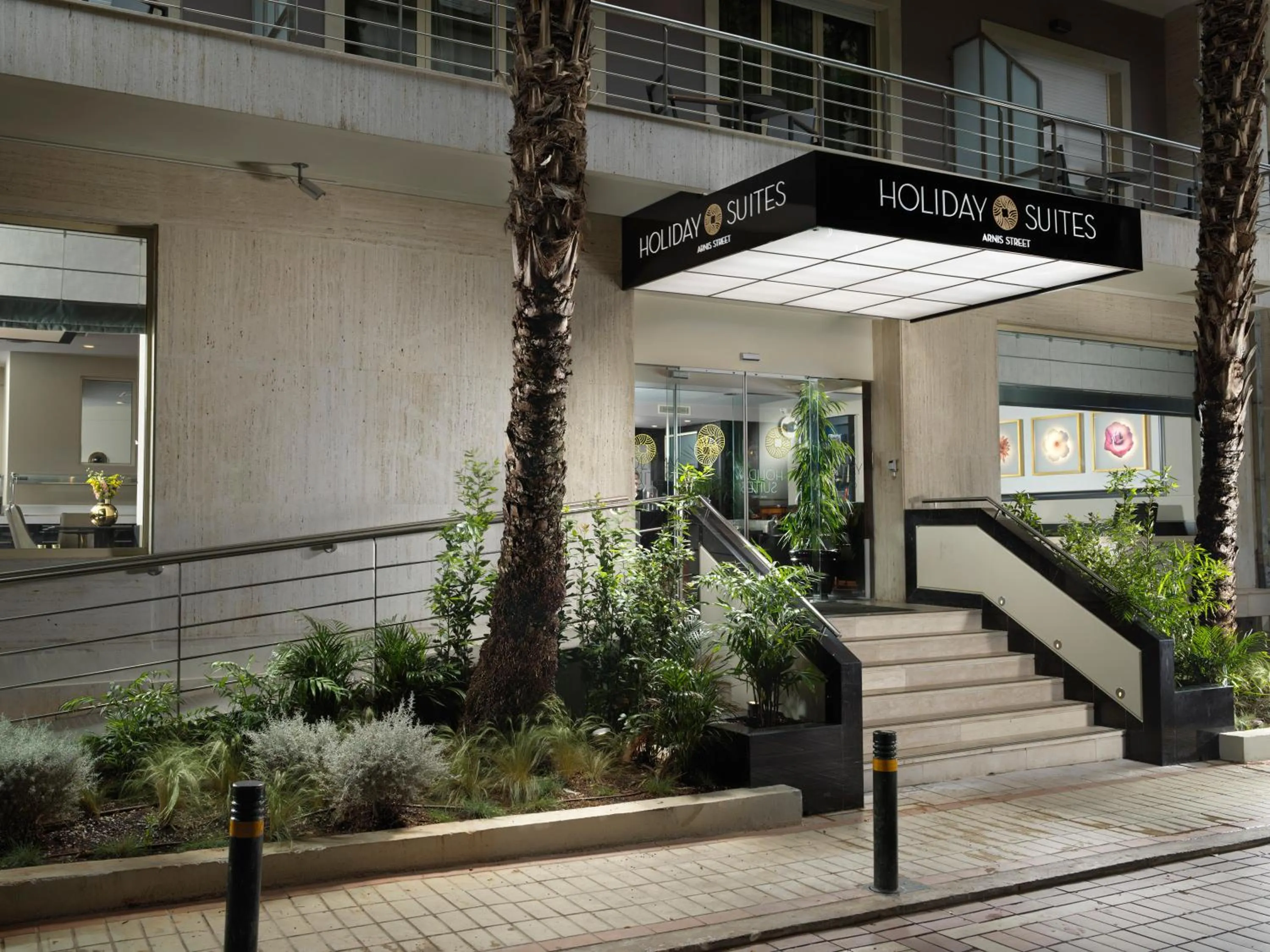 Facade/entrance in Holiday Suites