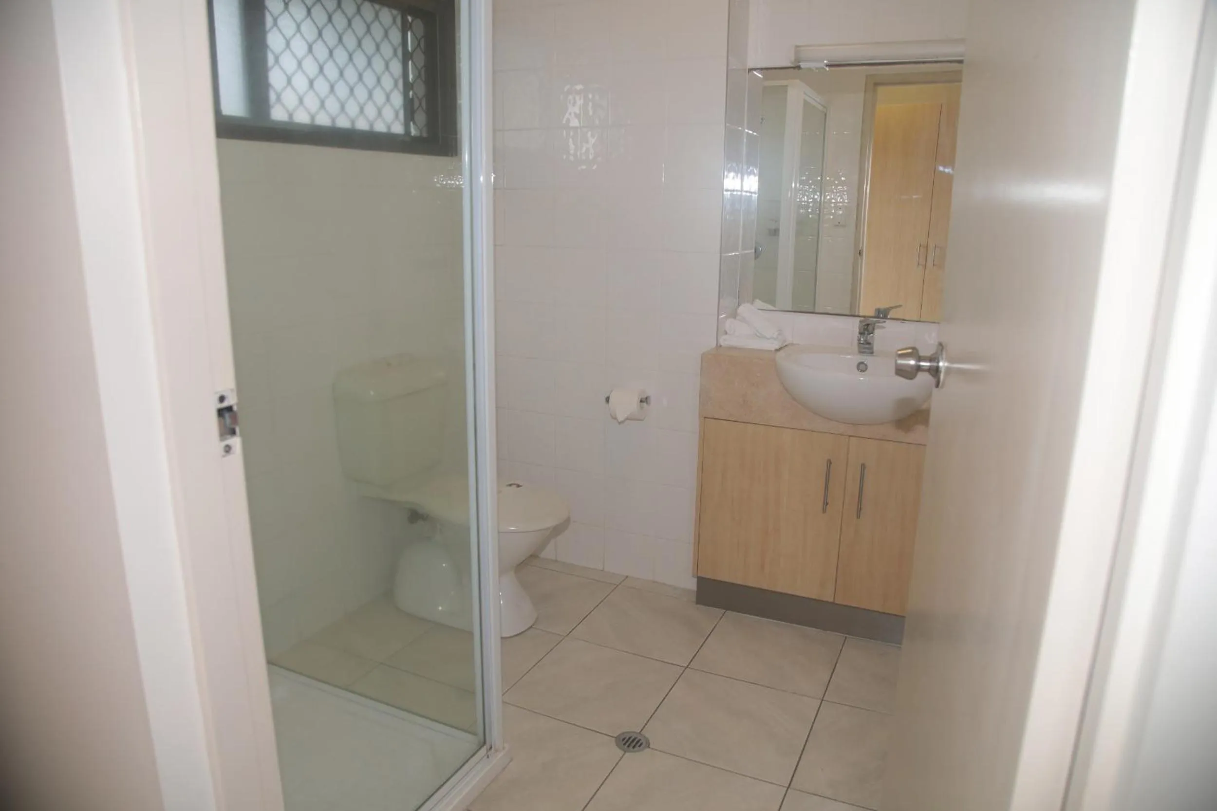 Shower in Reef Gateway Hotel