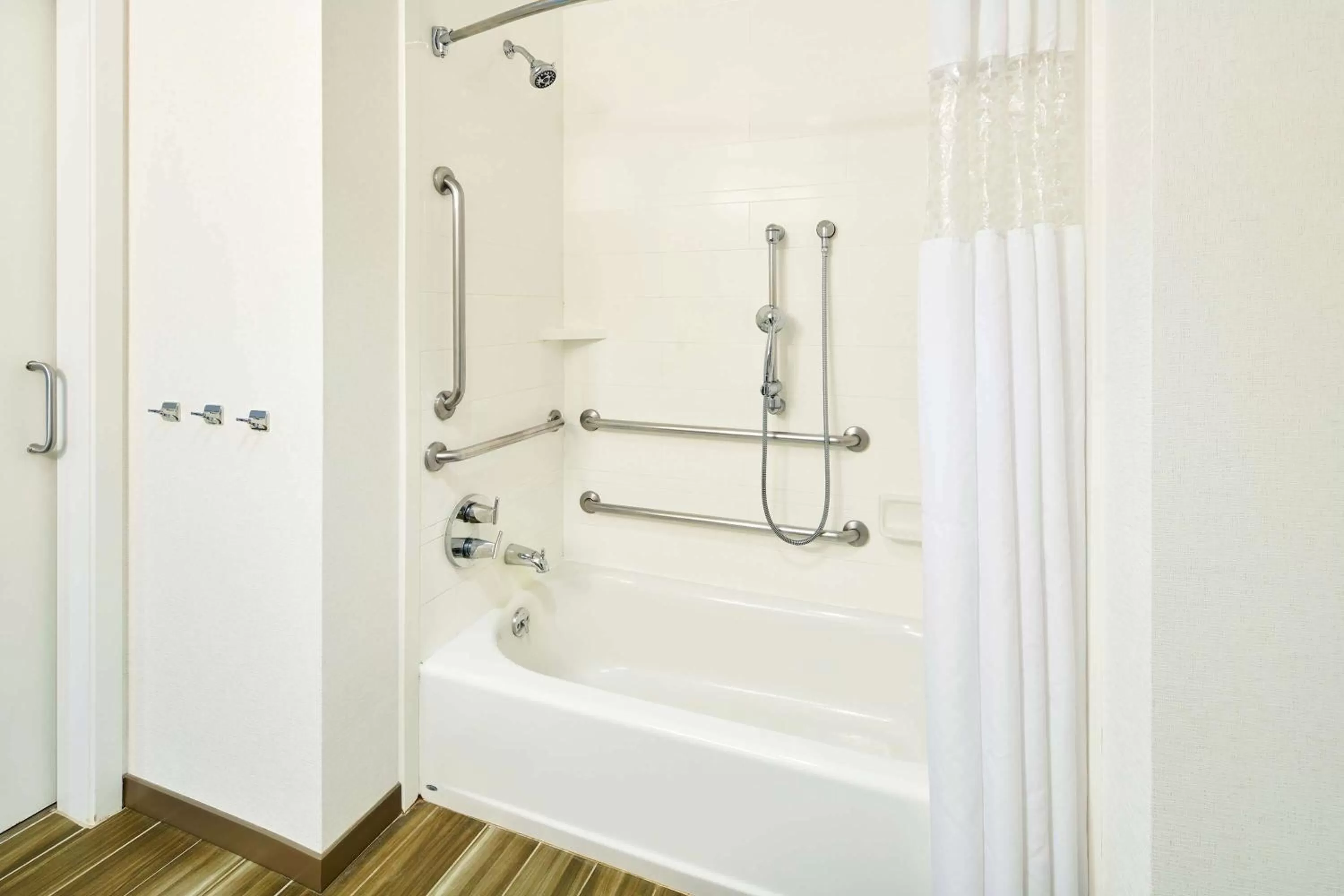 Shower in Hampton Inn & Suites Oahu Kapolei - FREE Parking - No Resort Fee