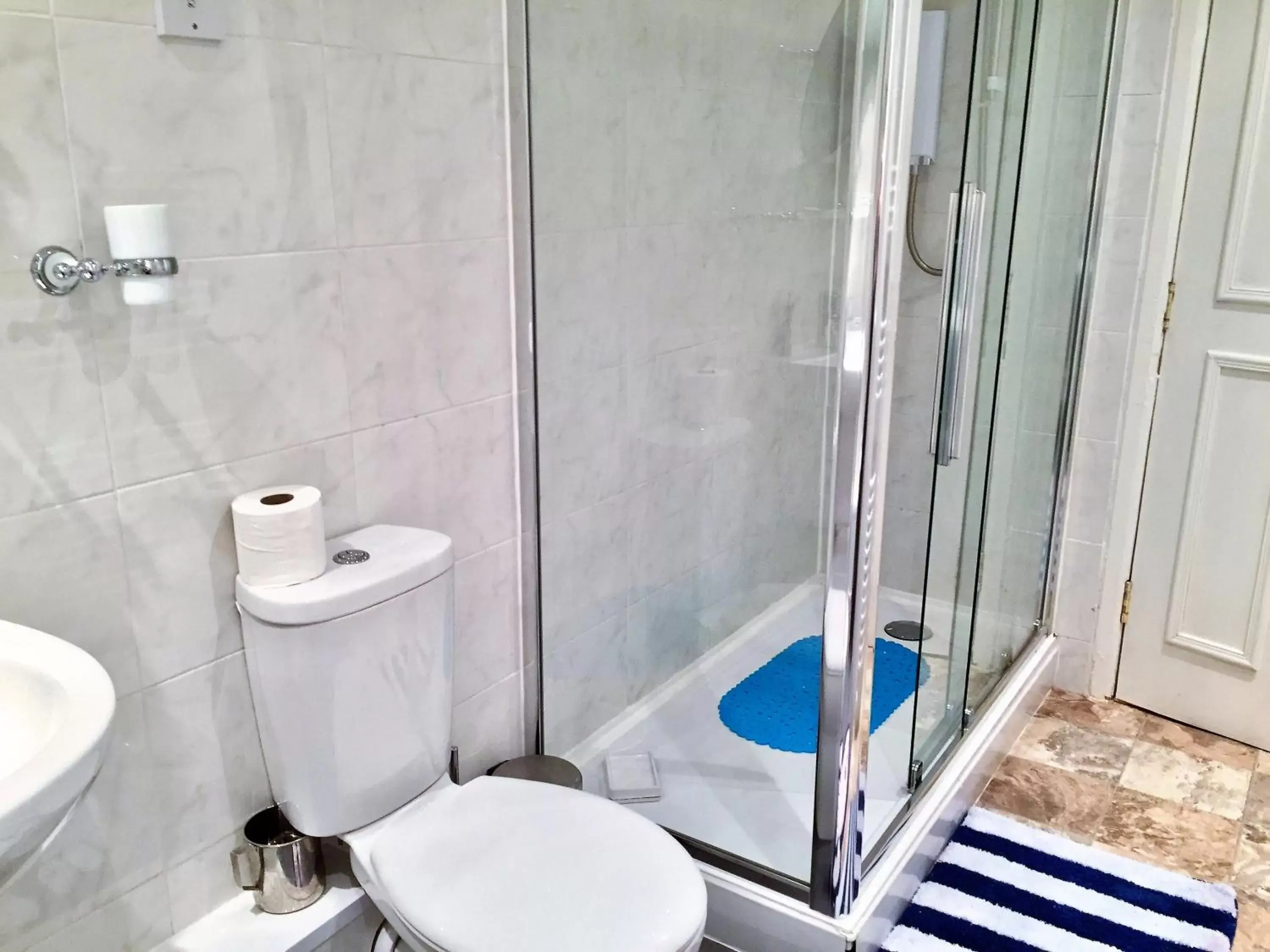 Double Room with Private External Bathroom in 16 Pilrig Guest House Double Room with Private External Bathroom in 16 Pilrig Guest House